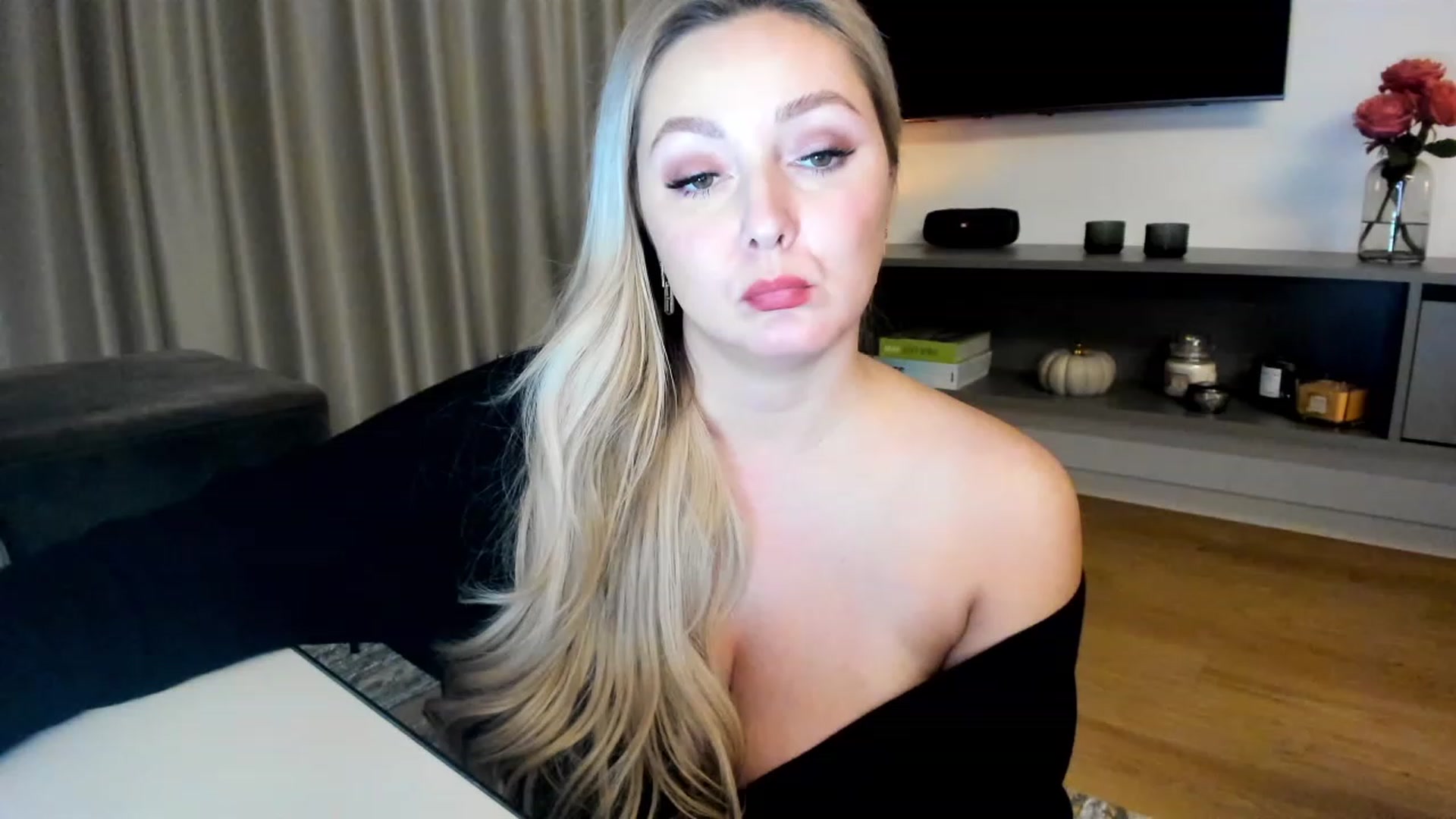 Gallery image thumbnail from Mi_Ha's myfreecams stream on, 12/01/2022, 22:25 image 6 of 20