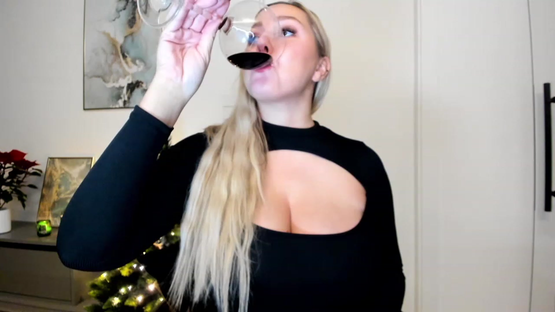 Gallery image thumbnail from Mi_Ha's myfreecams stream on, 12/05/2022, 23:15 image 10 of 20