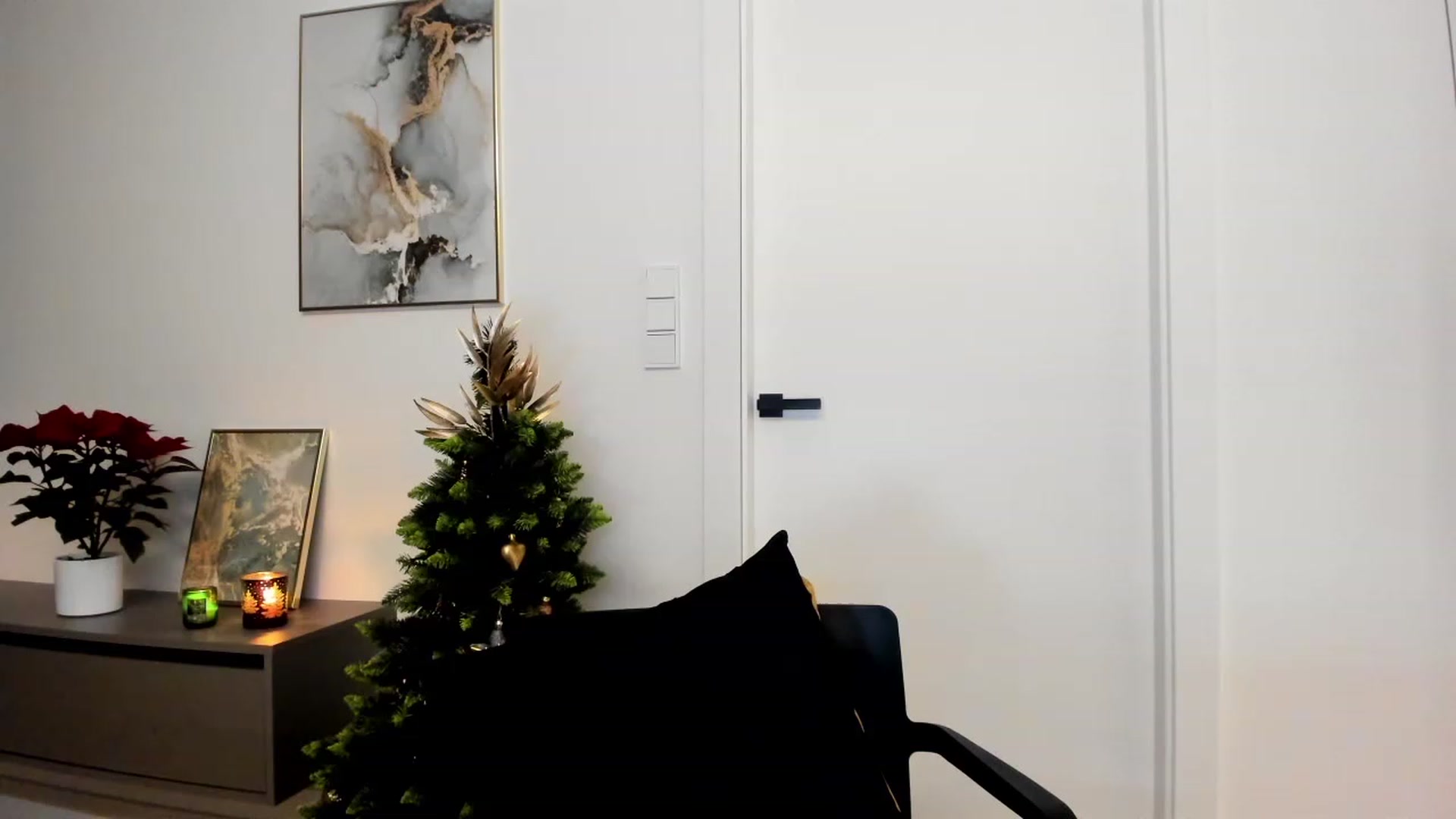 Gallery image thumbnail from Mi_Ha's myfreecams stream on, 12/06/2022, 16:31 image 3 of 20
