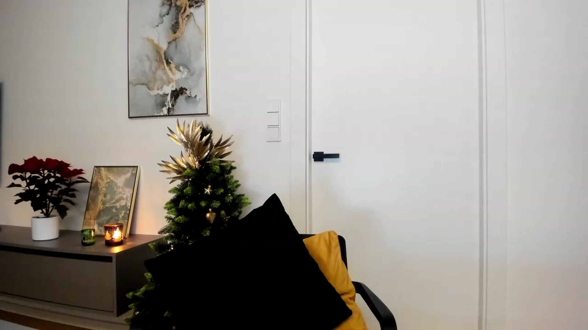 Gallery image thumbnail from Mi_Ha's myfreecams stream on, 12/06/2022, 17:22 image 6 of 20