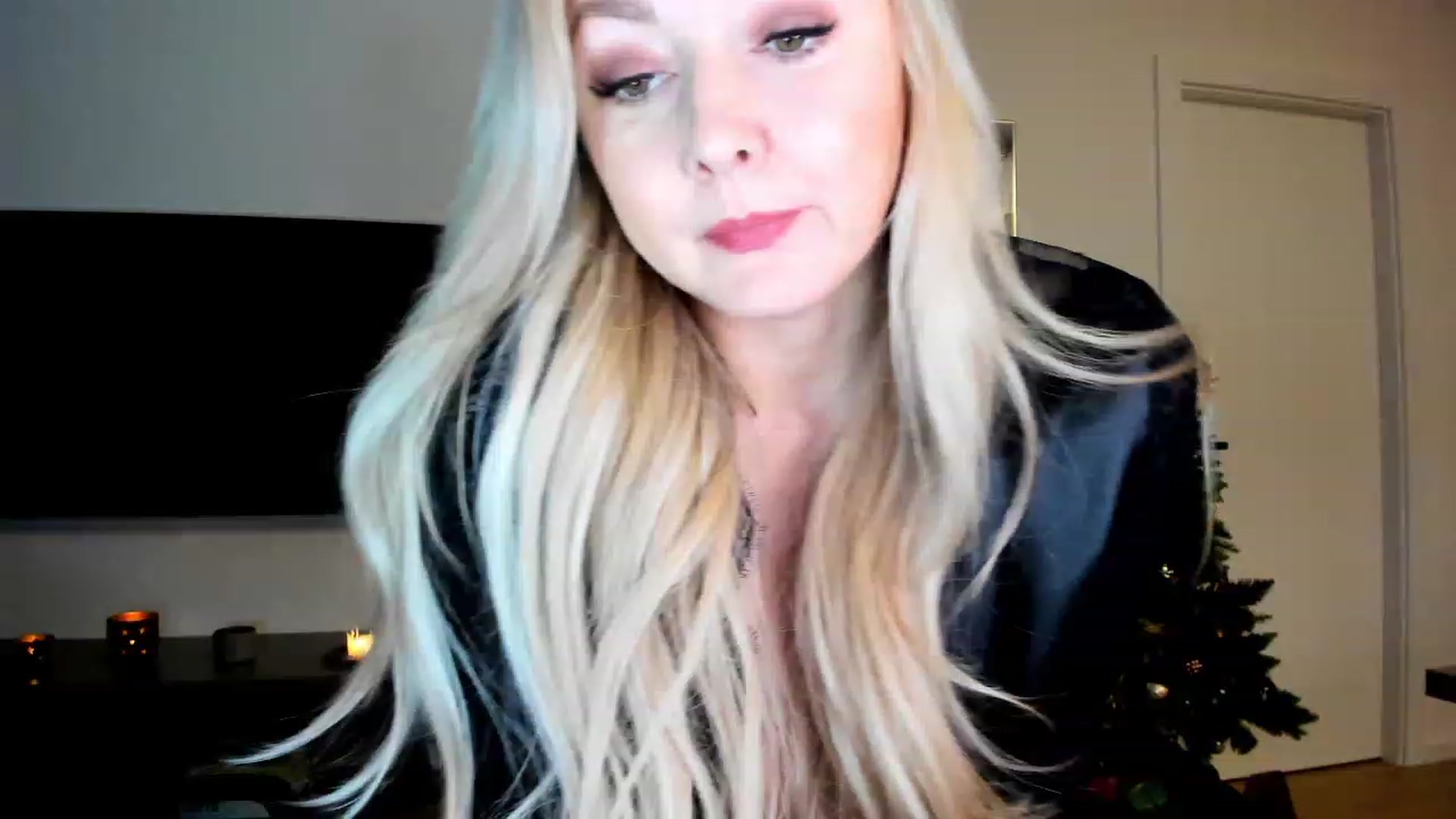 Gallery image thumbnail from Mi_Ha's myfreecams stream on, 12/10/2022, 15:10 image 19 of 20