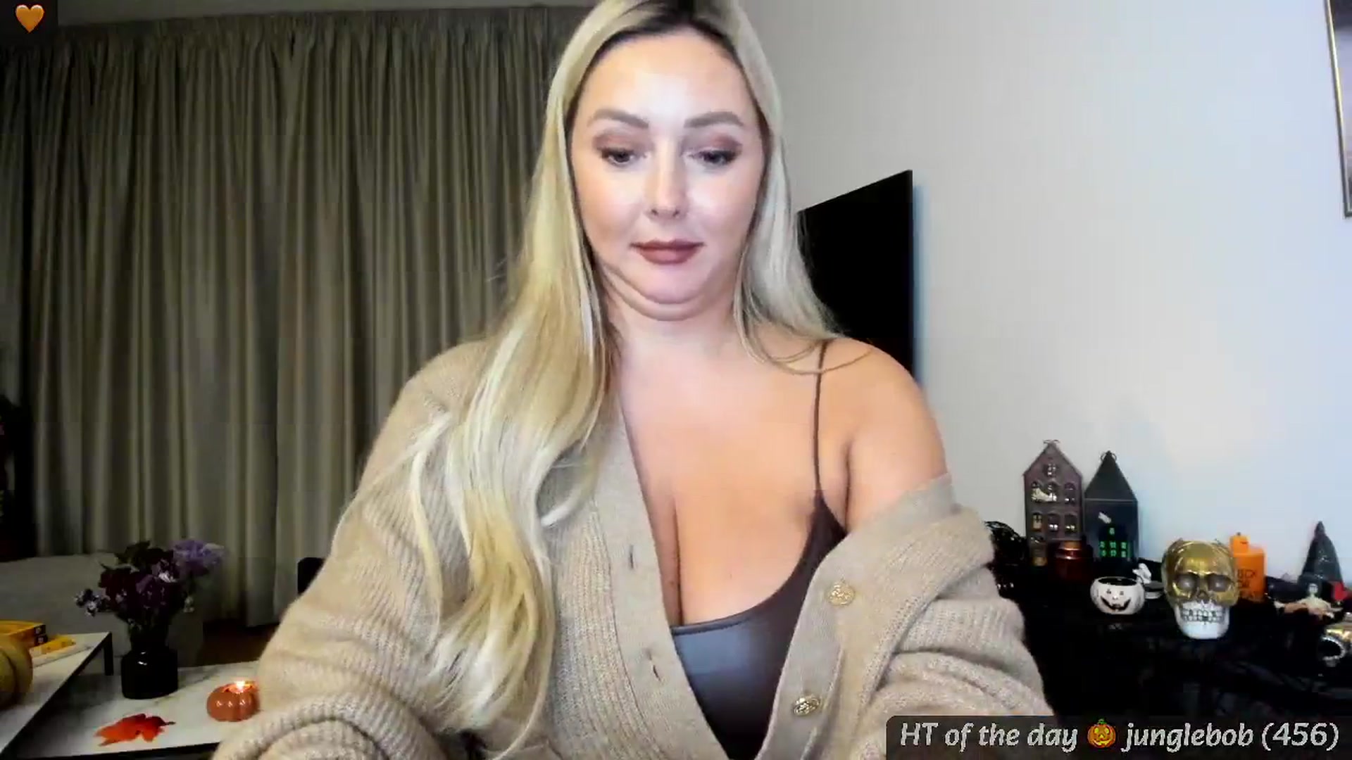 Gallery image thumbnail from Mi_Ha's myfreecams stream on, 10/23/2024, 21:40 image 2 of 20