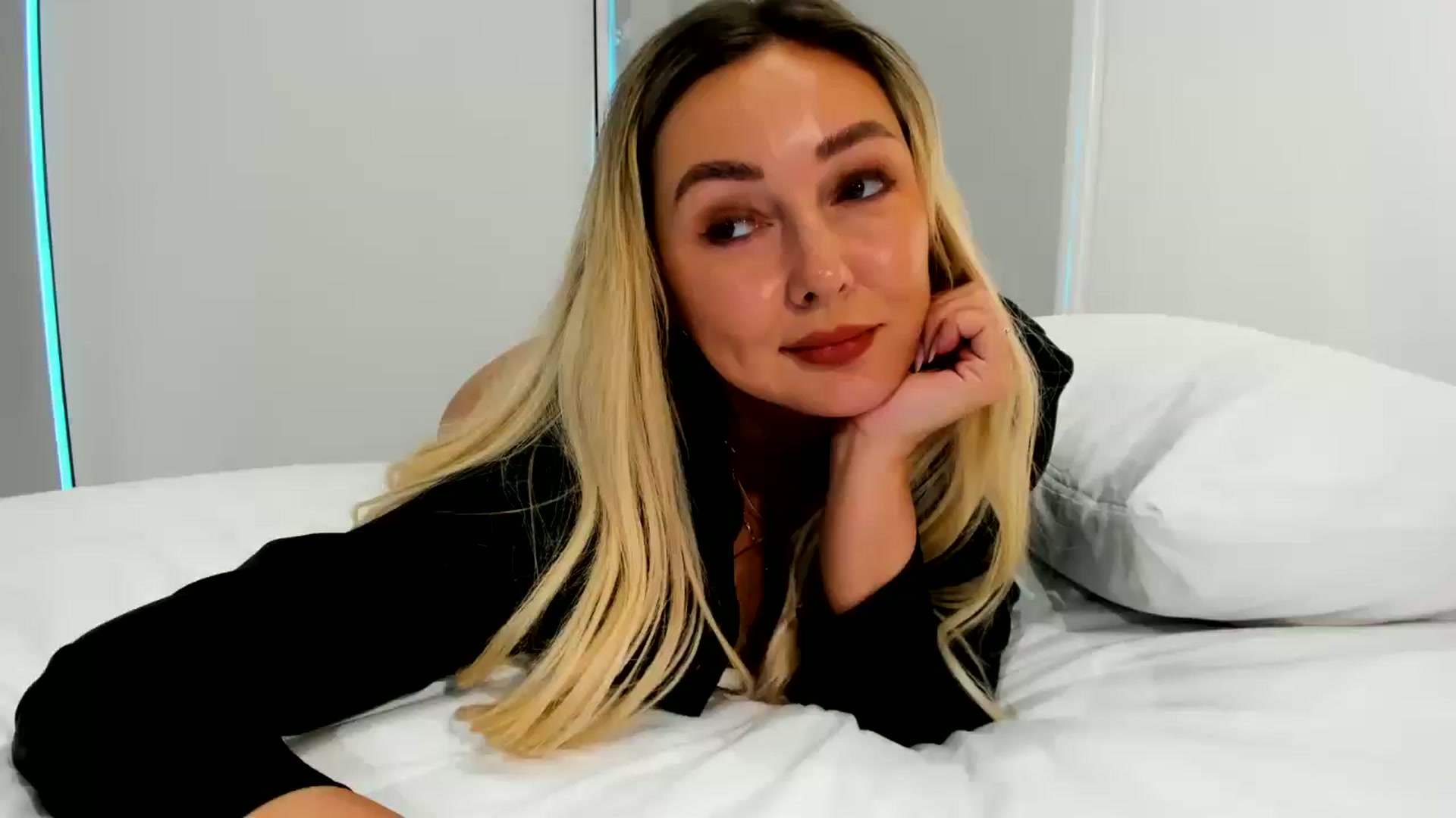 Gallery image thumbnail from Mi_Ha's myfreecams stream on, 06/18/2025, 15:26 image 11 of 20