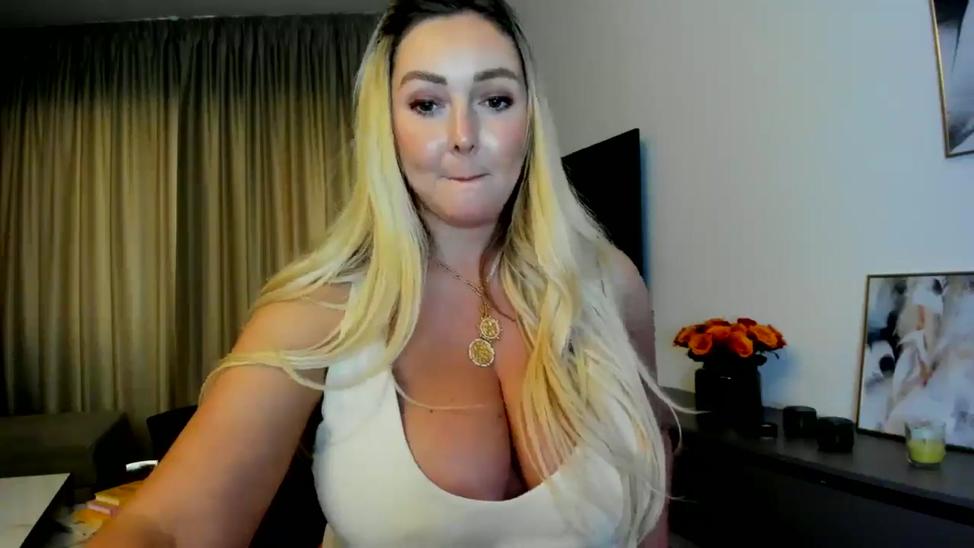 Gallery image thumbnail from Mi_Ha's myfreecams stream on, 06/22/2025, 16:43 image 12 of 20