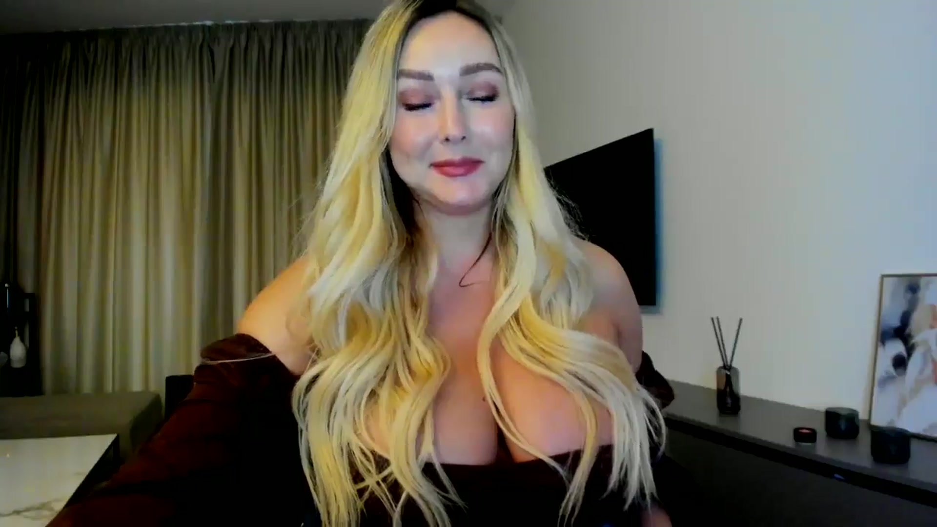 Gallery image thumbnail from Mi_Ha's myfreecams stream on, 06/27/2025, 16:56 image 2 of 20