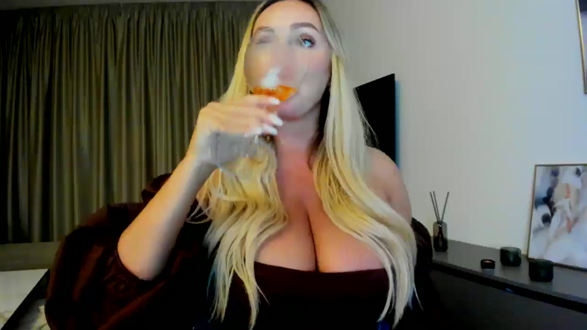Gallery image thumbnail from Mi_Ha's myfreecams stream on, 06/27/2025, 21:48 image 2 of 20