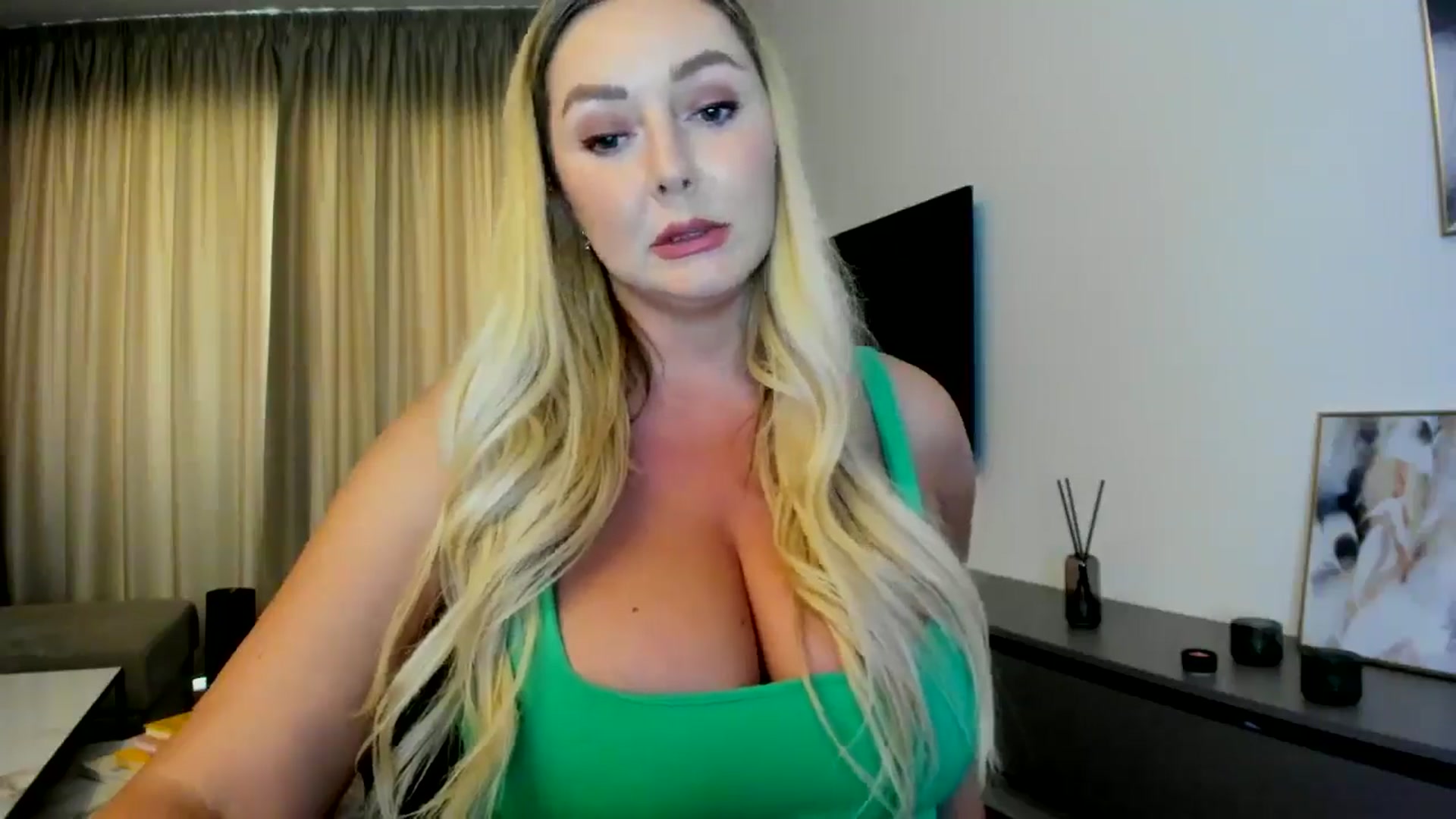 Gallery image thumbnail from Mi_Ha's myfreecams stream on, 06/28/2025, 15:38 image 6 of 20