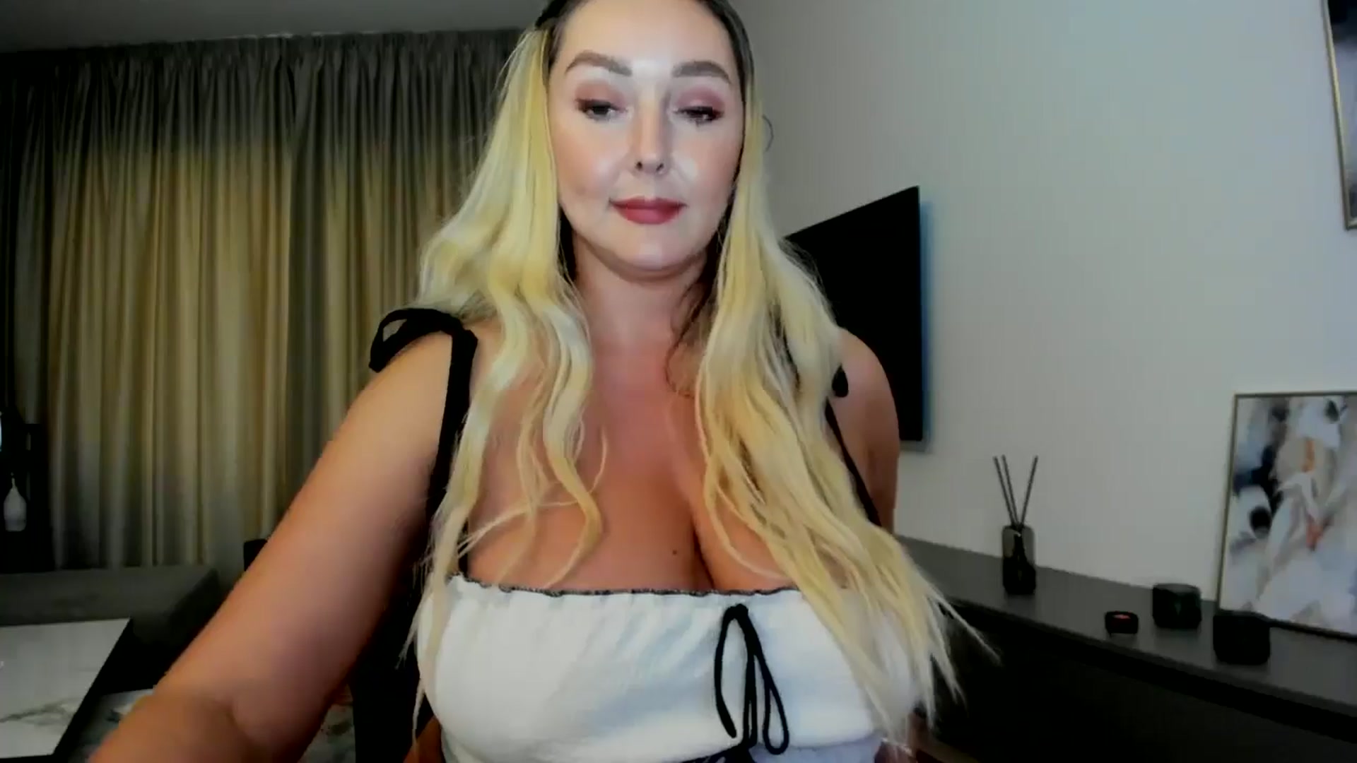 Gallery image thumbnail from Mi_Ha's myfreecams stream on, 07/01/2025, 16:57 image 17 of 20