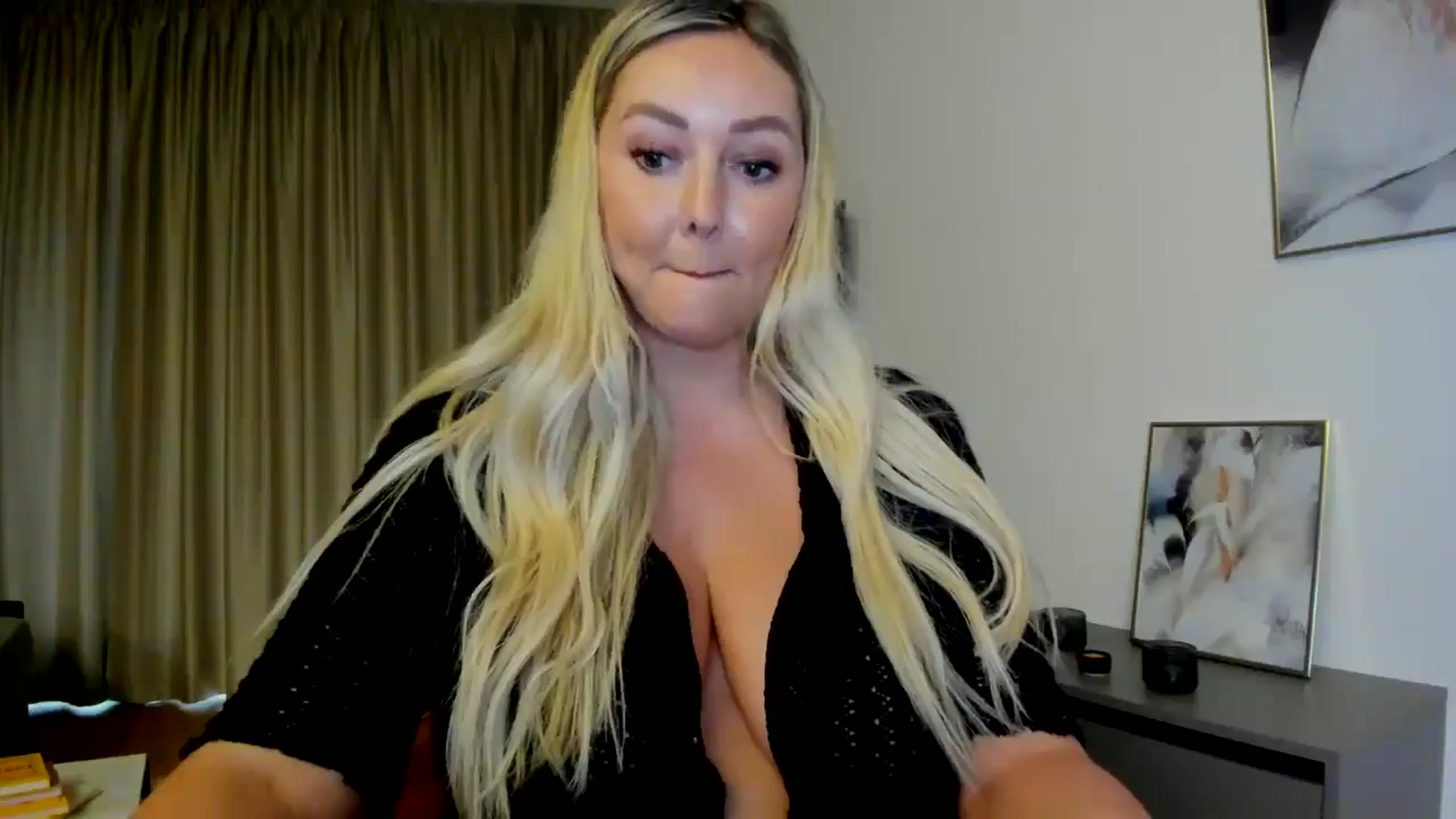 Gallery image thumbnail from Mi_Ha's myfreecams stream on, 07/08/2025, 16:20 image 17 of 20