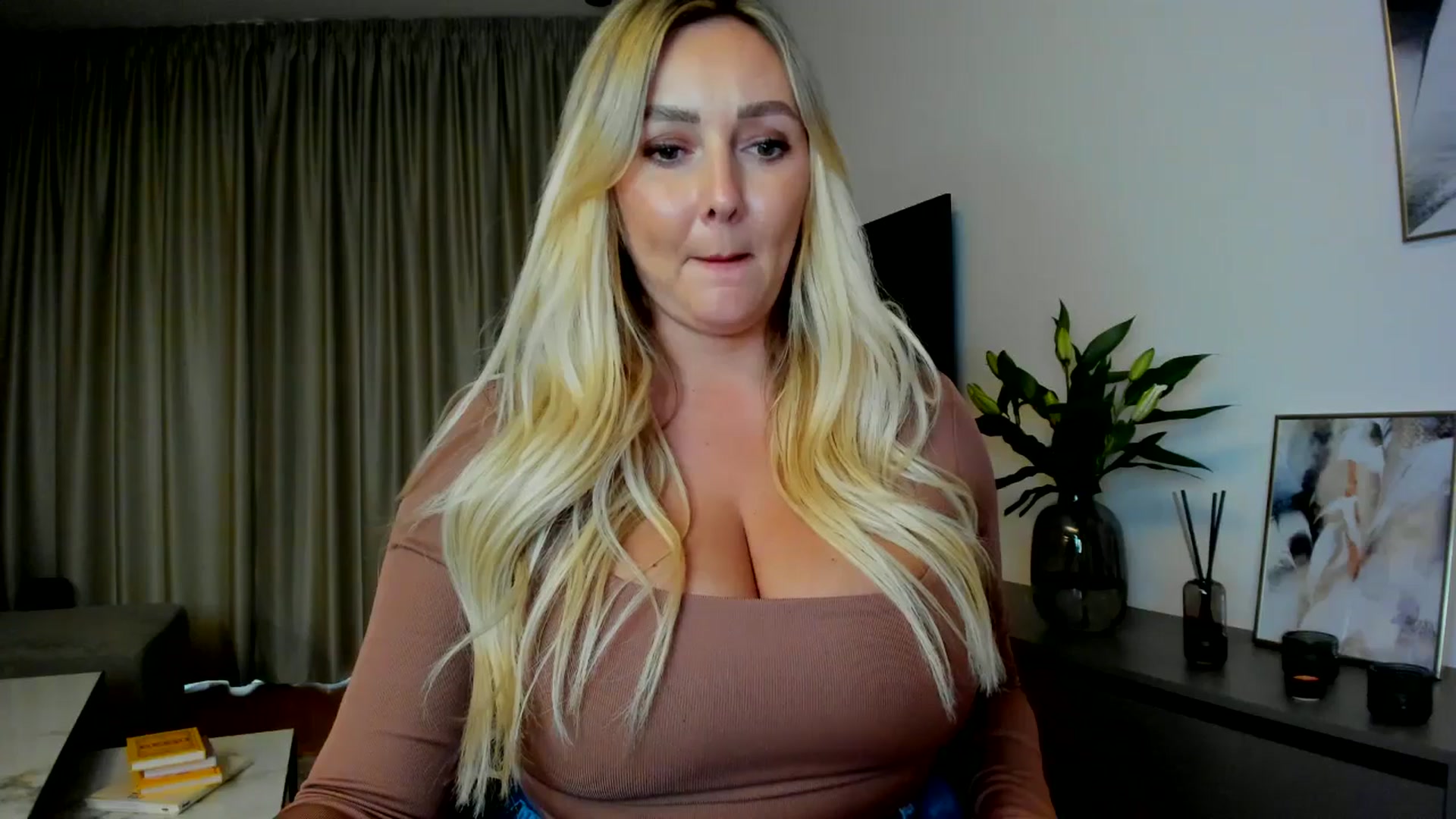 Gallery image thumbnail from Mi_Ha's myfreecams stream on, 07/11/2025, 16:30 image 4 of 20