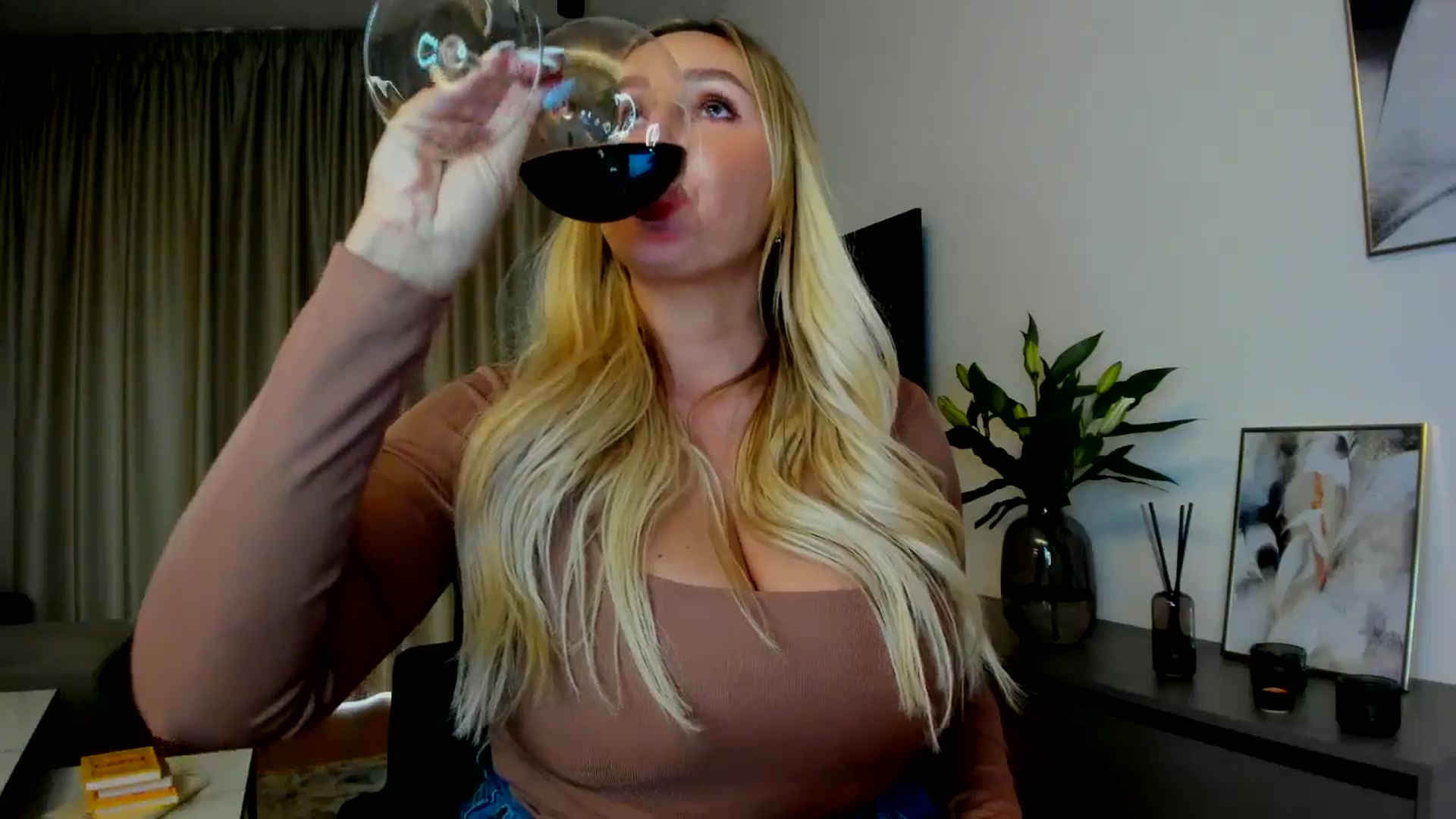 Gallery image thumbnail from Mi_Ha's myfreecams stream on, 07/11/2025, 16:30 image 15 of 20