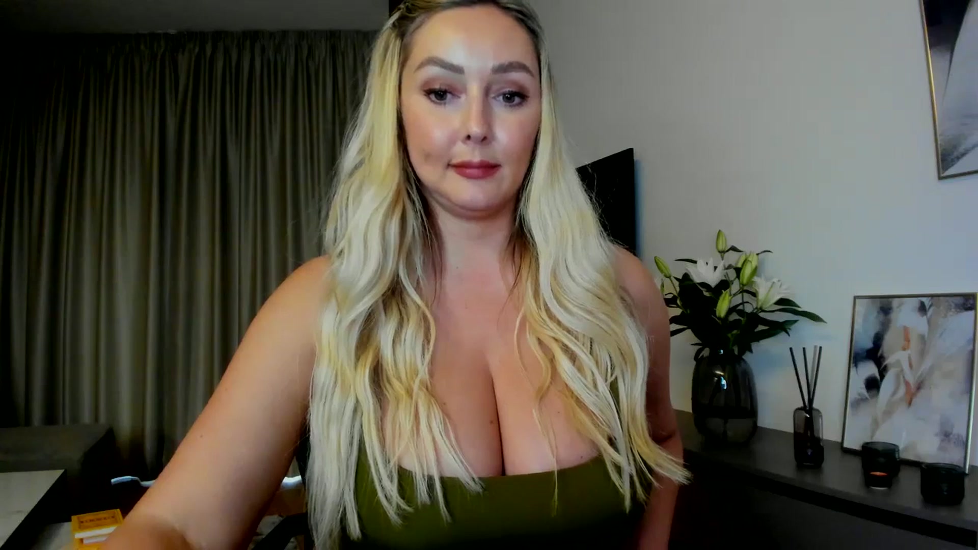 Gallery image thumbnail from Mi_Ha's myfreecams stream on, 07/14/2025, 16:31 image 3 of 20