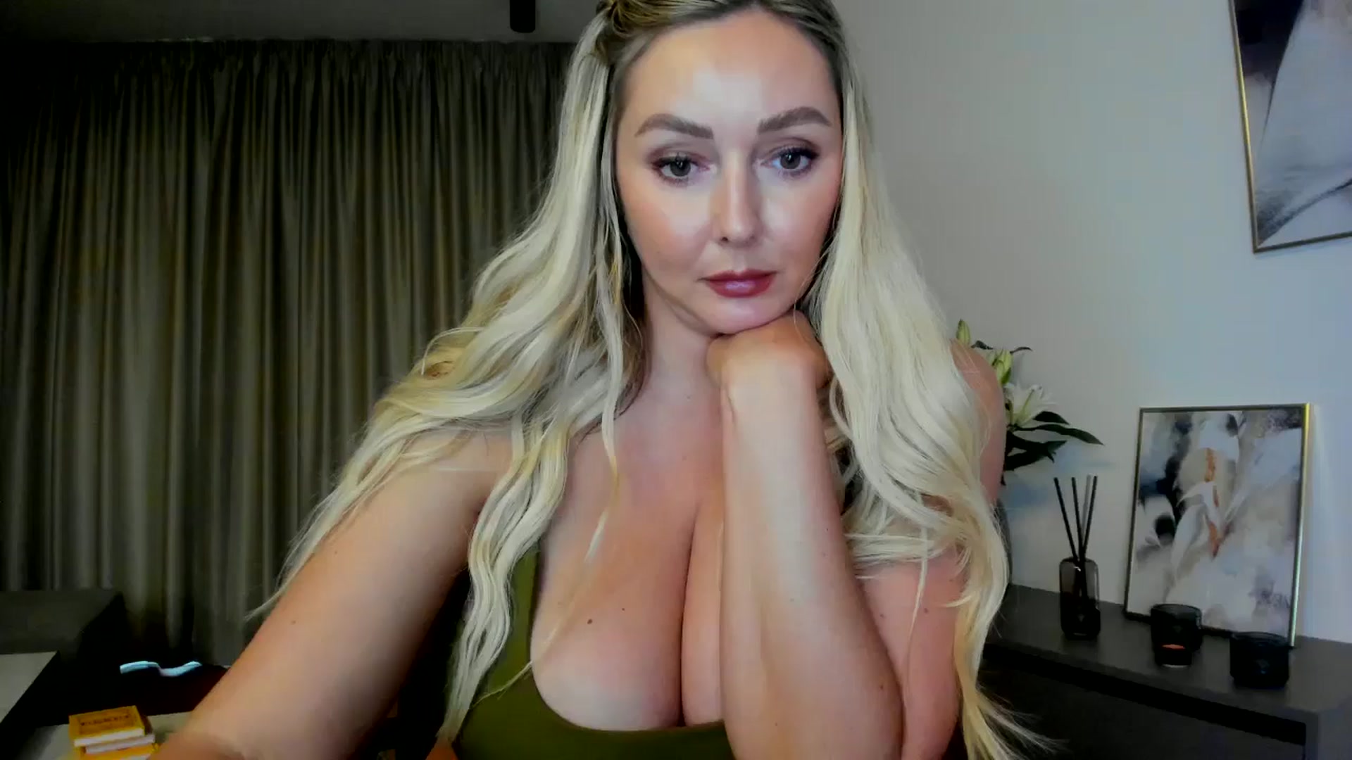 Gallery image thumbnail from Mi_Ha's myfreecams stream on, 07/14/2025, 16:31 image 16 of 20
