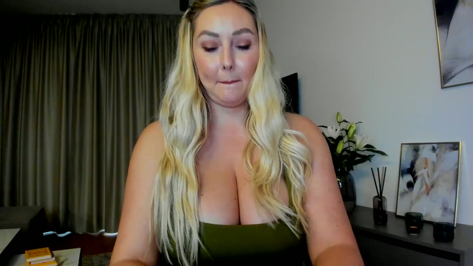 Gallery image thumbnail from Mi_Ha's myfreecams stream on, 07/14/2025, 16:31 image 10 of 20