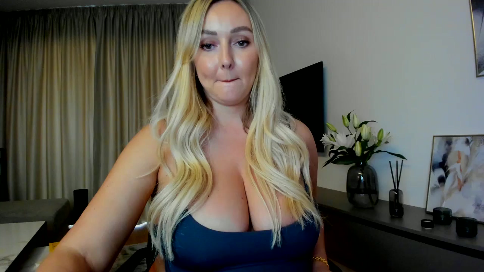 Gallery image thumbnail from Mi_Ha's myfreecams stream on, 07/15/2025, 14:44 image 5 of 20