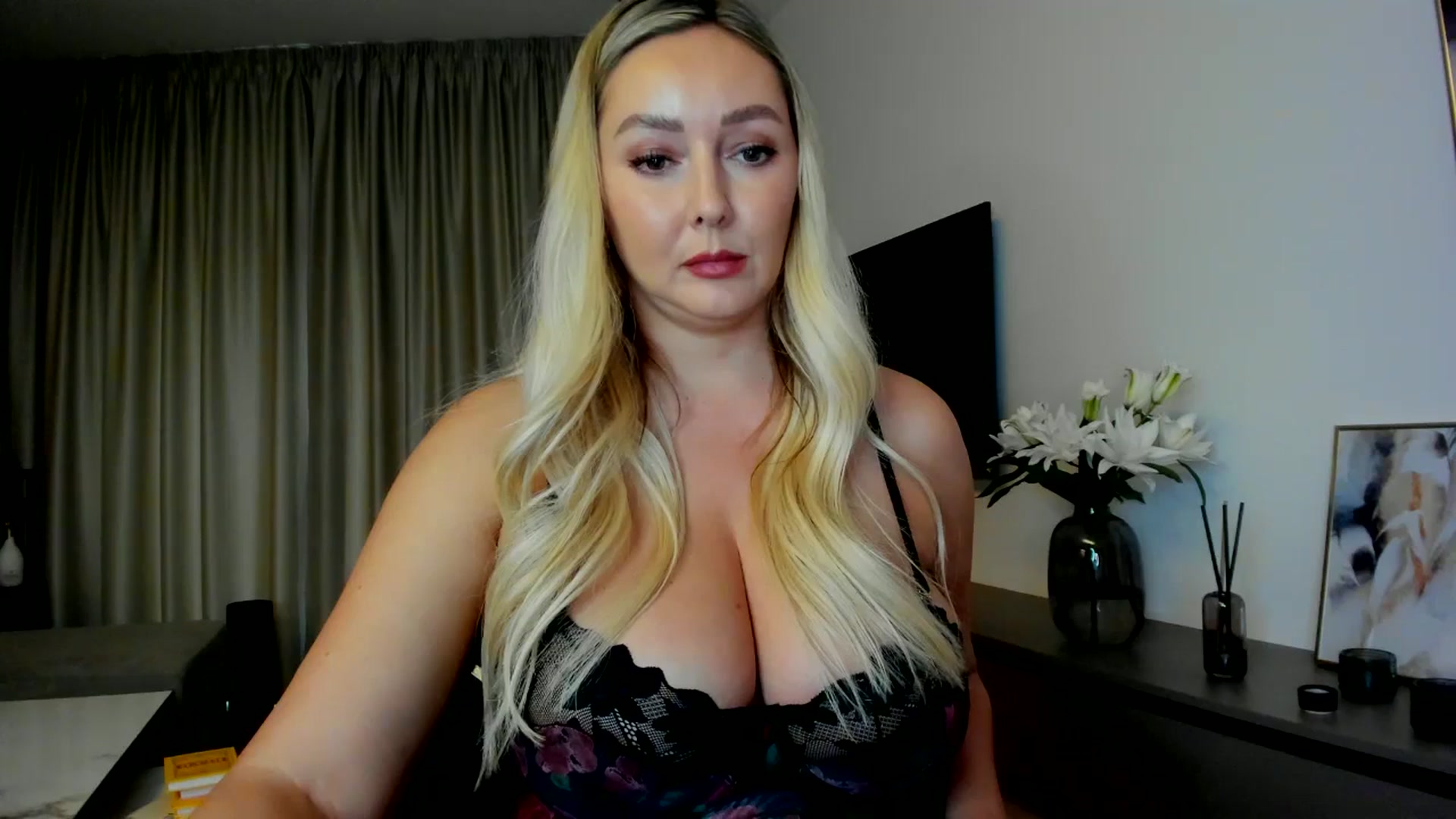 Gallery image thumbnail from Mi_Ha's myfreecams stream on, 07/17/2025, 14:24 image 3 of 20
