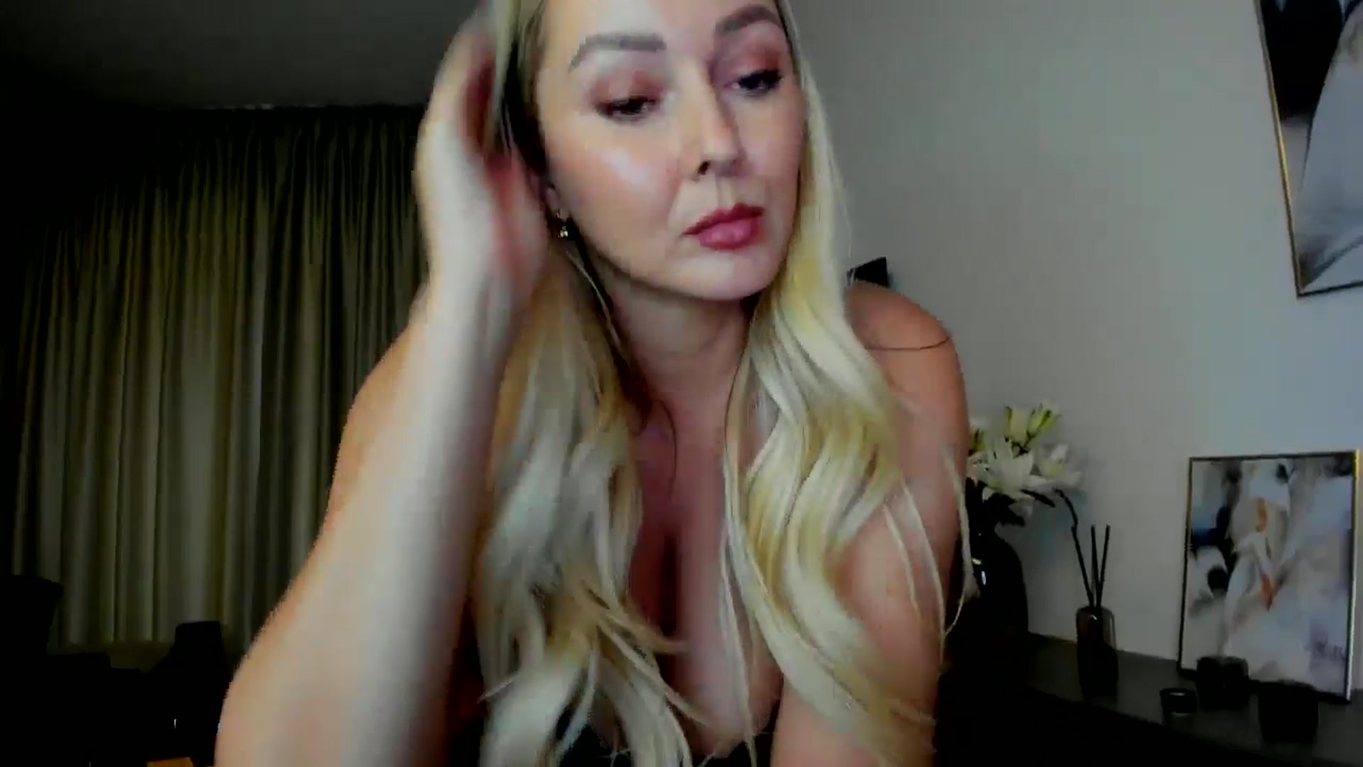Gallery image thumbnail from Mi_Ha's myfreecams stream on, 07/17/2025, 14:24 image 10 of 20