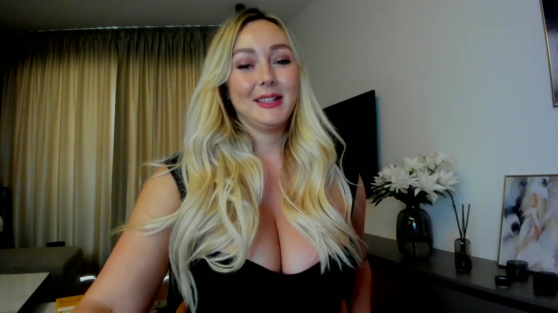 Gallery image thumbnail from Mi_Ha's myfreecams stream on, 07/19/2025, 13:49 image 10 of 20