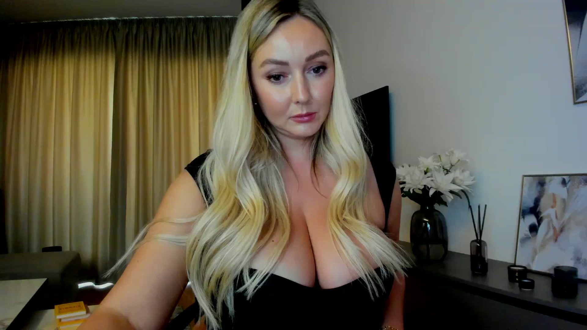 Gallery image thumbnail from Mi_Ha's myfreecams stream on, 07/19/2025, 15:06 image 2 of 20