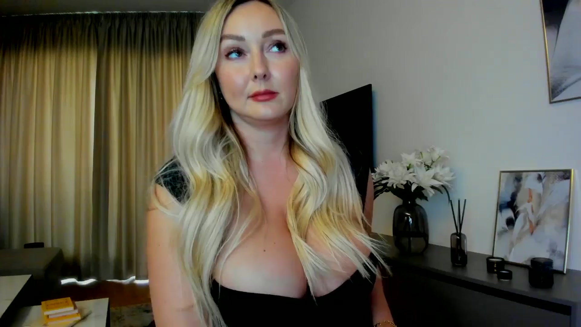 Gallery image thumbnail from Mi_Ha's myfreecams stream on, 07/19/2025, 15:06 image 14 of 20