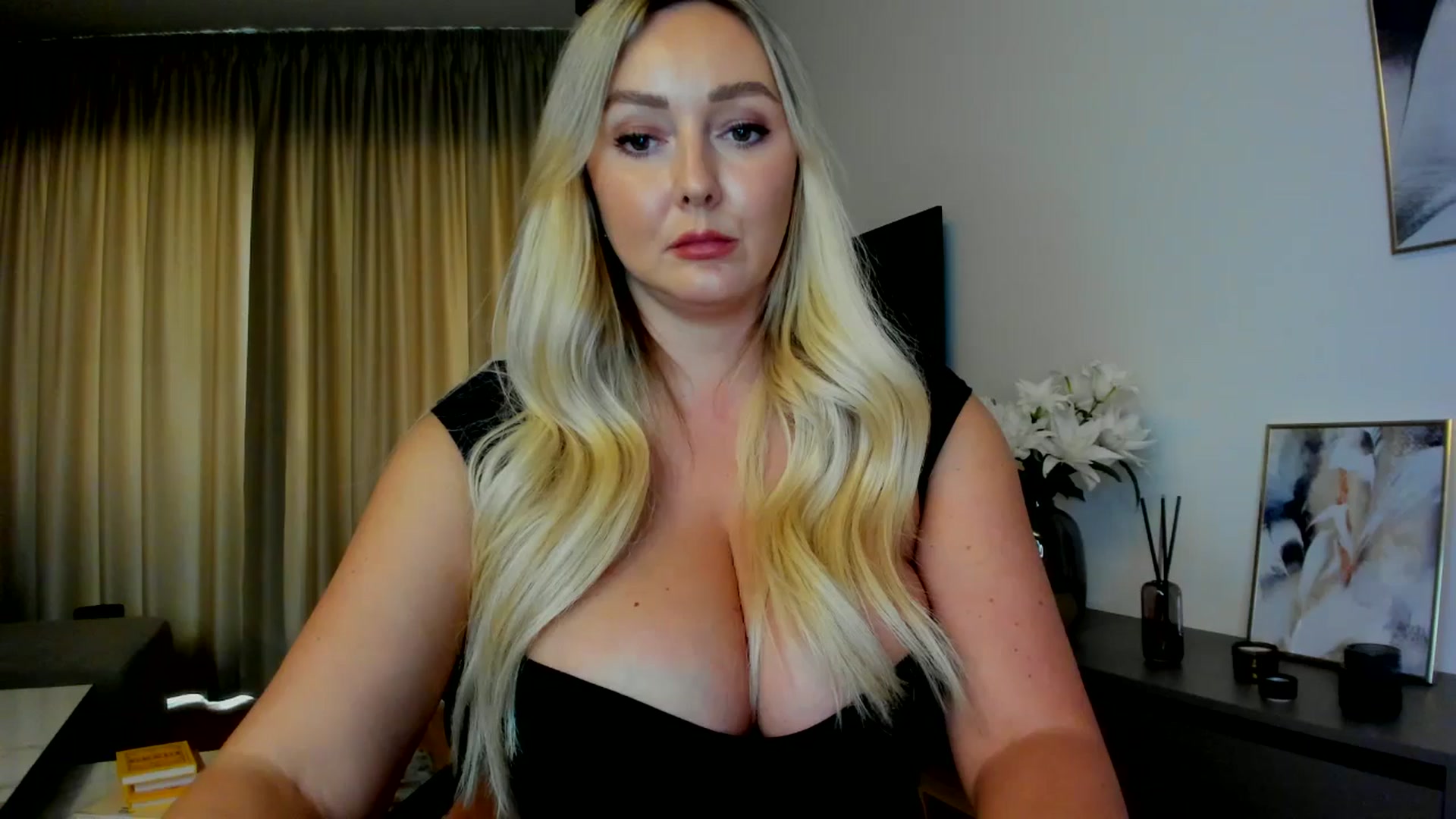 Gallery image thumbnail from Mi_Ha's myfreecams stream on, 07/19/2025, 16:21 image 8 of 20