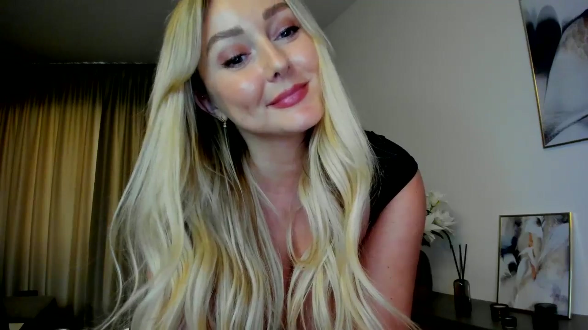 Gallery image thumbnail from Mi_Ha's myfreecams stream on, 07/19/2025, 16:21 image 15 of 20