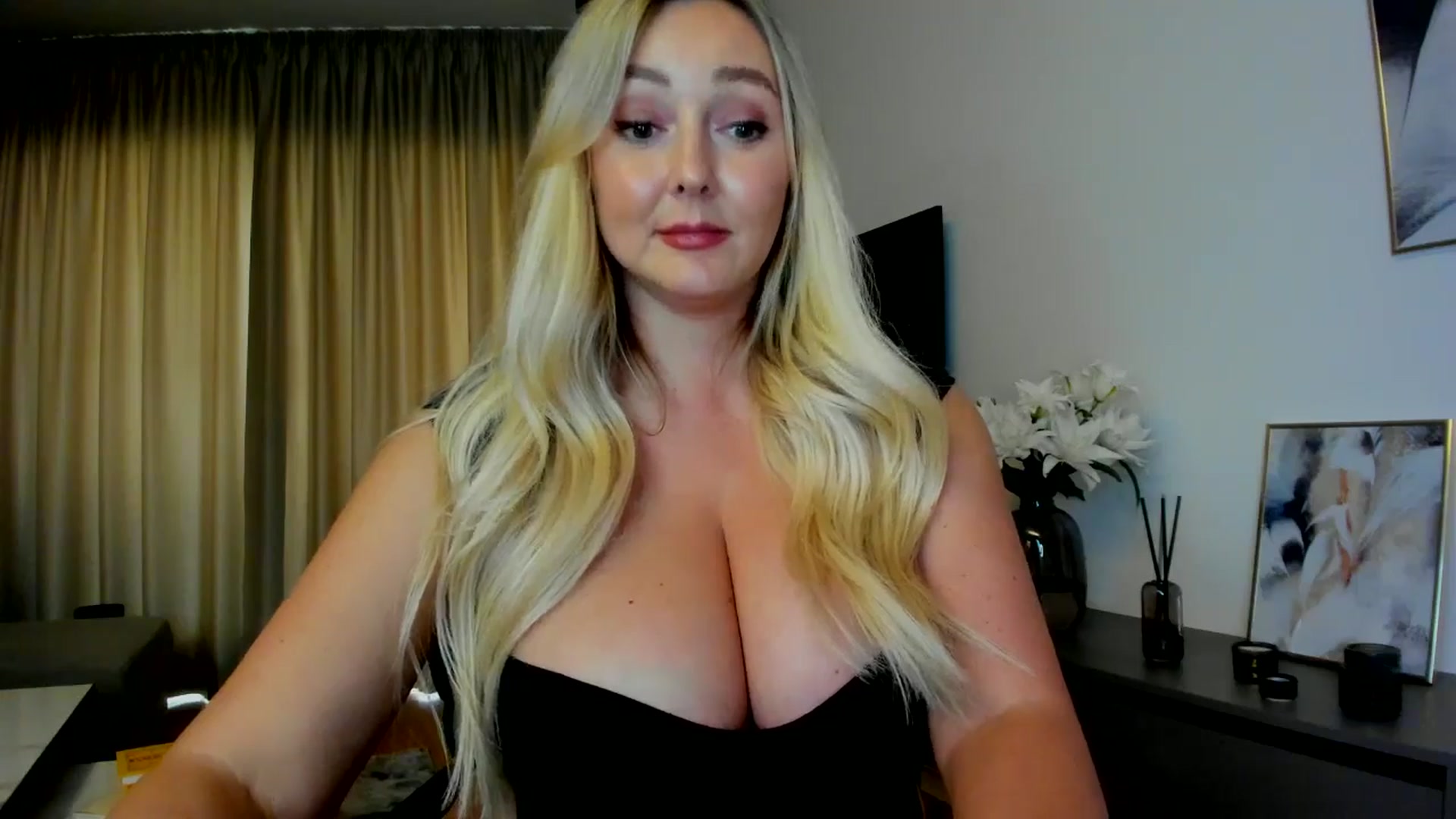 Gallery image thumbnail from Mi_Ha's myfreecams stream on, 07/19/2025, 16:21 image 7 of 20