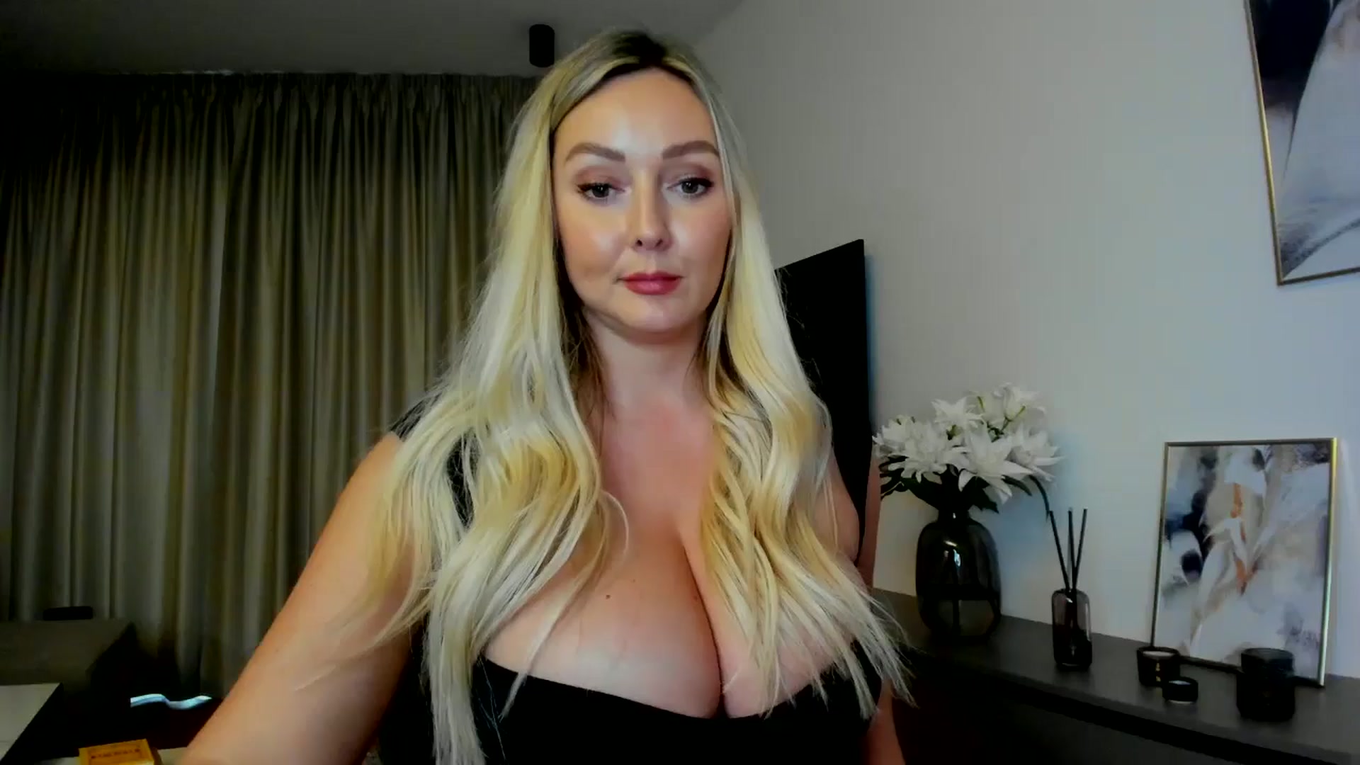 Gallery image thumbnail from Mi_Ha's myfreecams stream on, 07/19/2025, 16:21 image 19 of 20