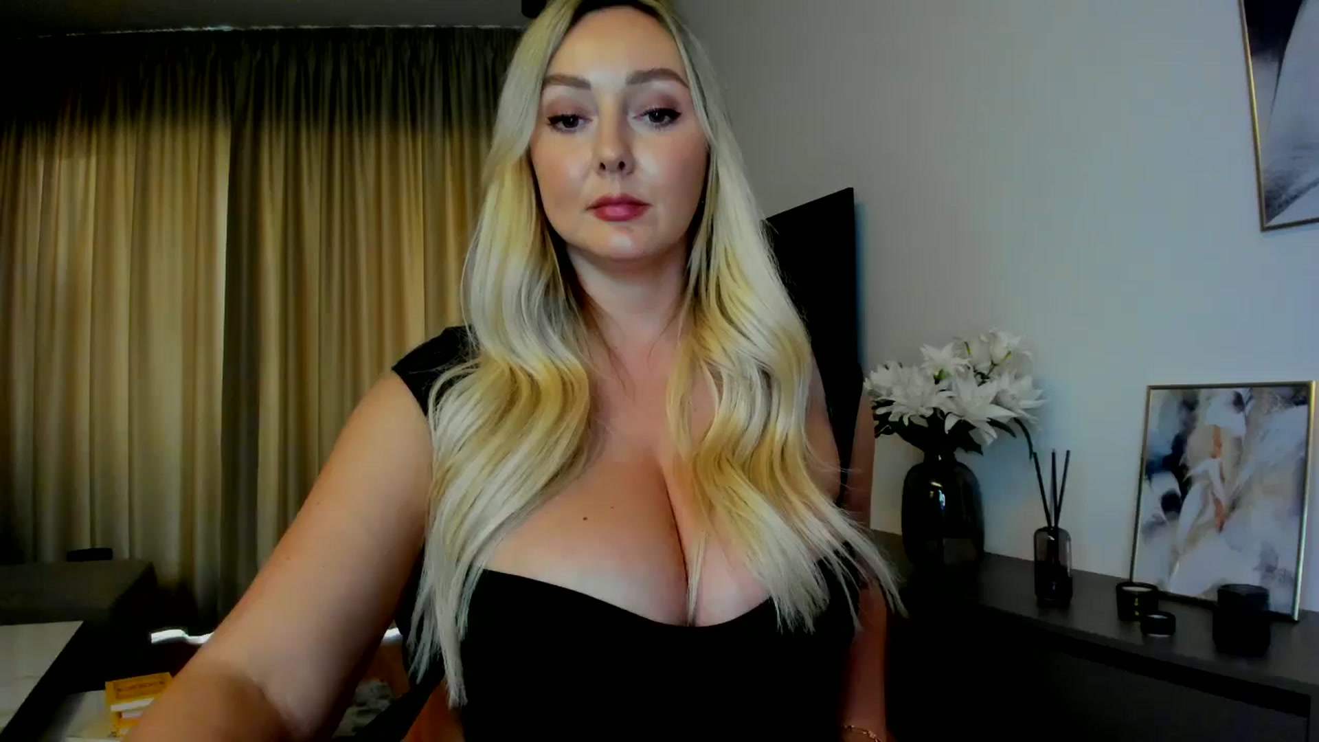 Gallery image thumbnail from Mi_Ha's myfreecams stream on, 07/19/2025, 16:21 image 9 of 20