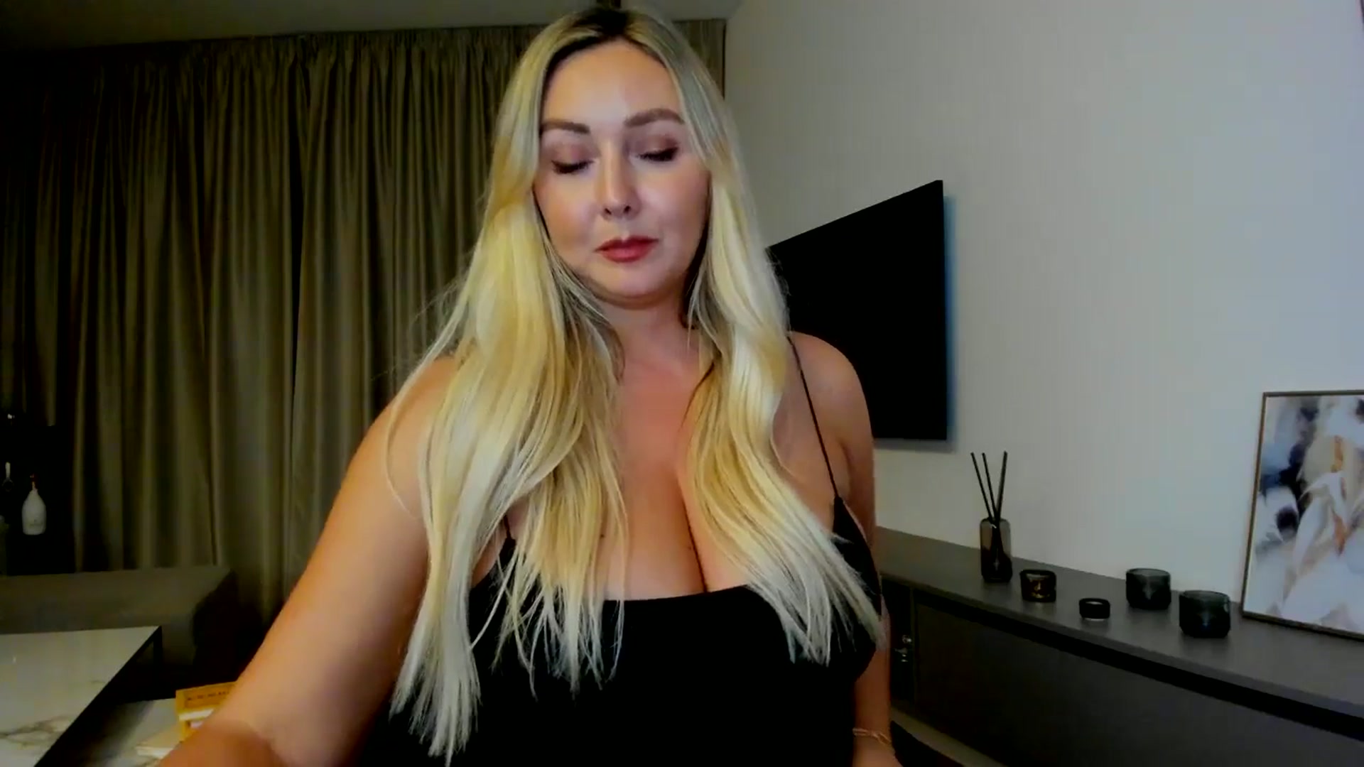 Gallery image thumbnail from Mi_Ha's myfreecams stream on, 07/23/2025, 21:22 image 10 of 20
