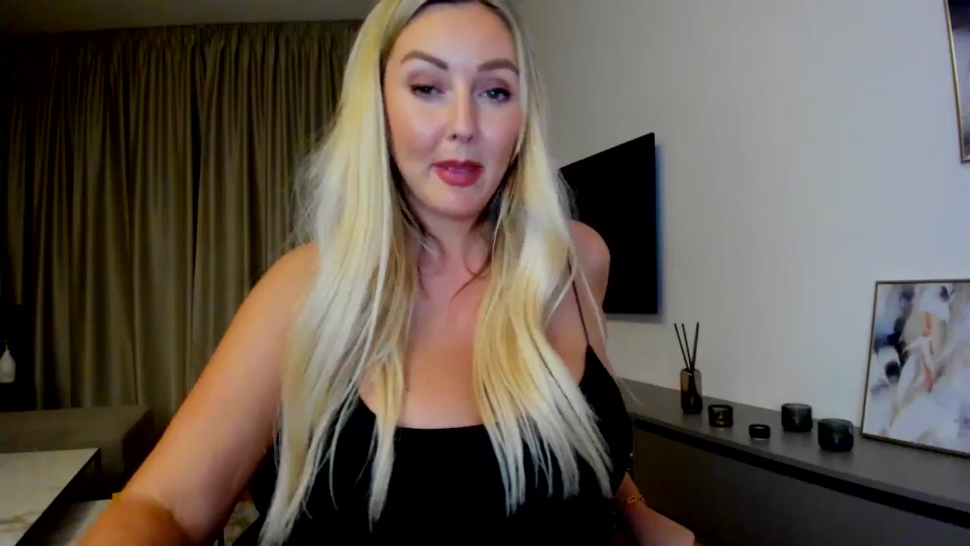 Gallery image thumbnail from Mi_Ha's myfreecams stream on, 07/23/2025, 21:22 image 16 of 20
