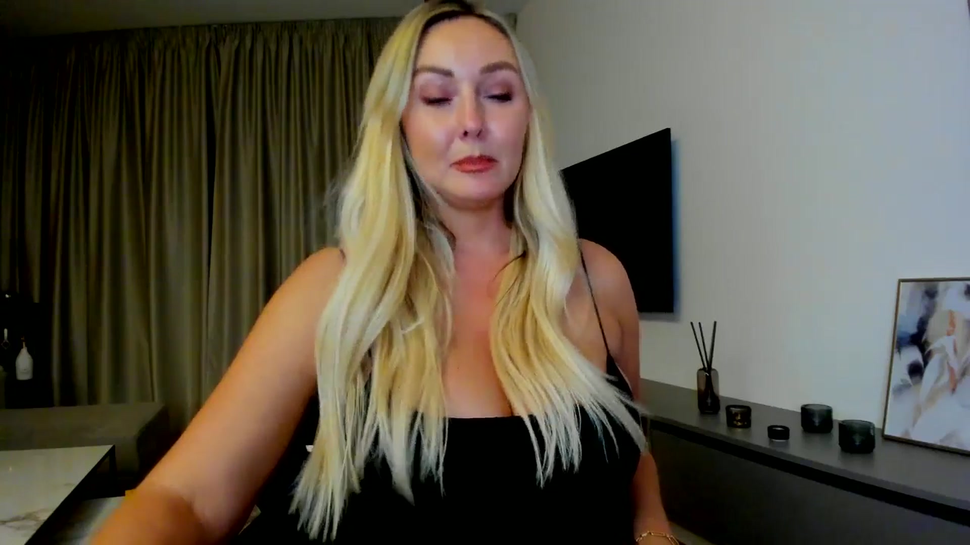 Gallery image thumbnail from Mi_Ha's myfreecams stream on, 07/23/2025, 21:22 image 9 of 20