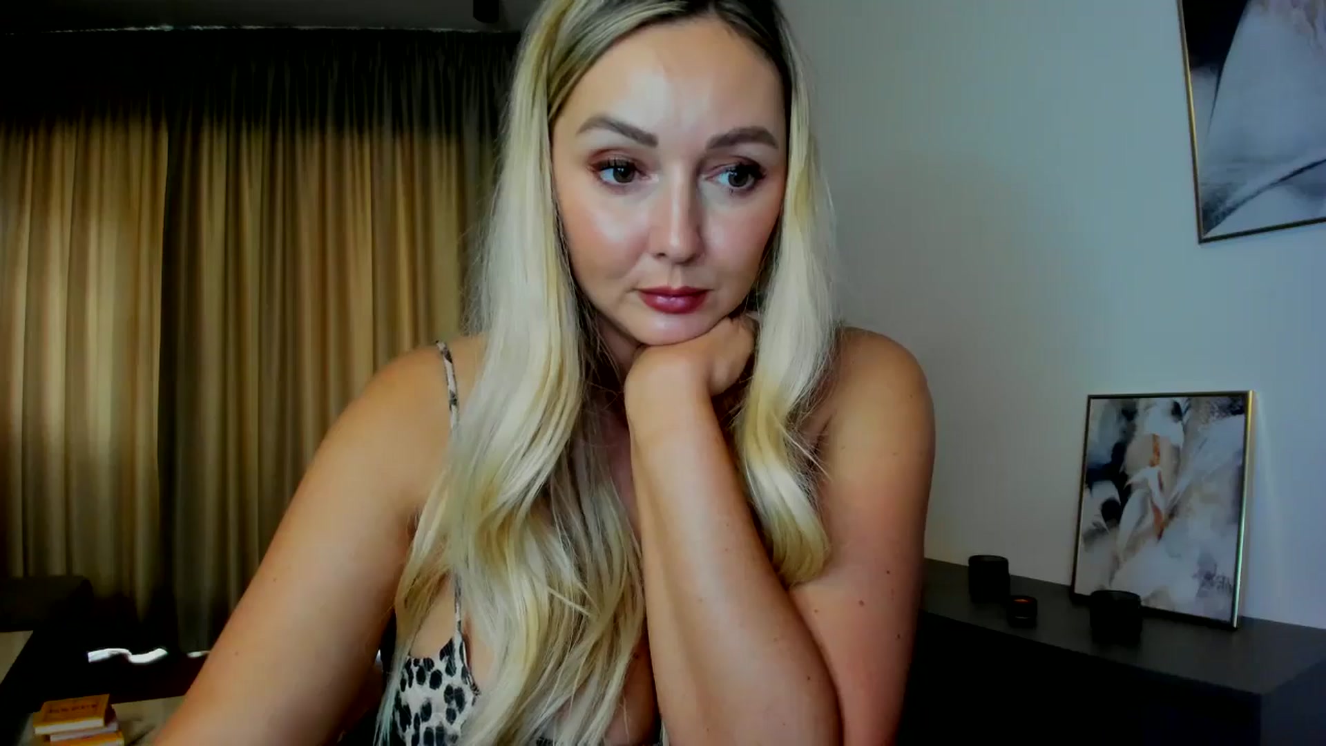 Gallery image thumbnail from Mi_Ha's myfreecams stream on, 08/01/2025, 16:28 image 6 of 20