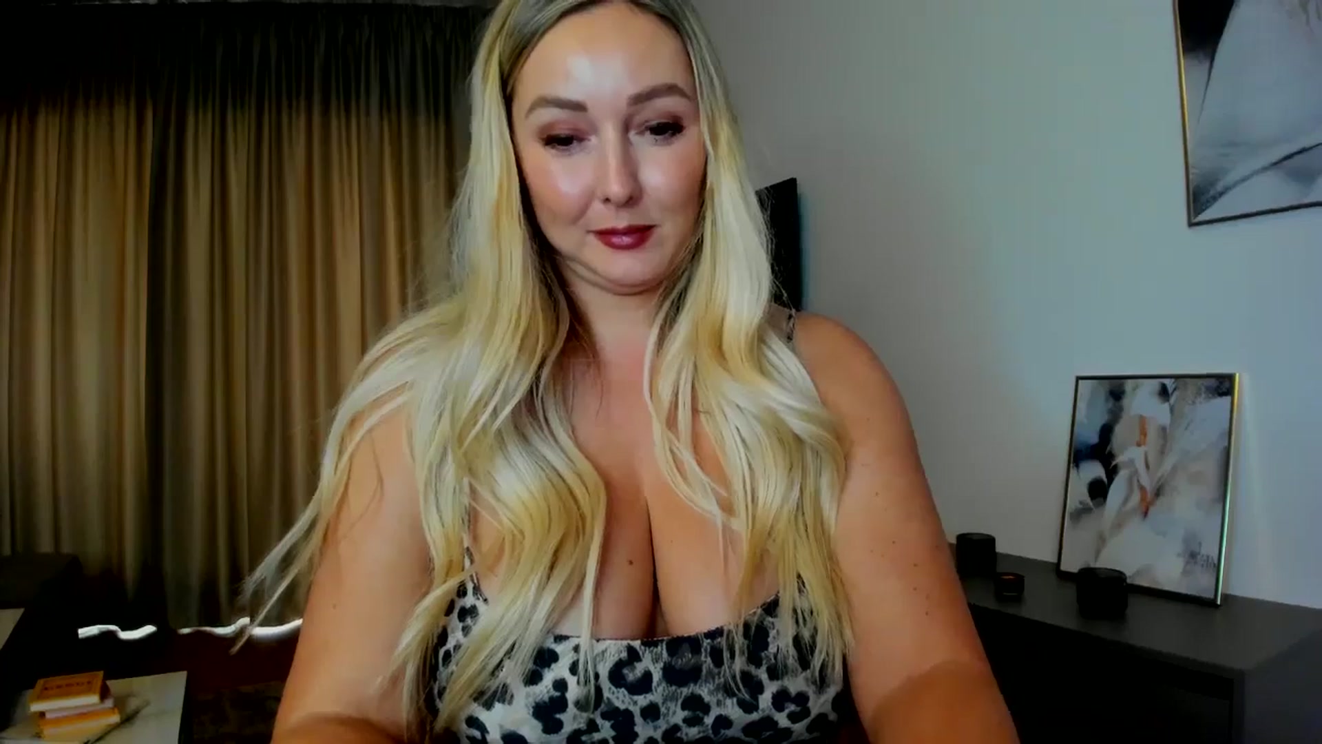 Gallery image thumbnail from Mi_Ha's myfreecams stream on, 08/01/2025, 16:28 image 12 of 20