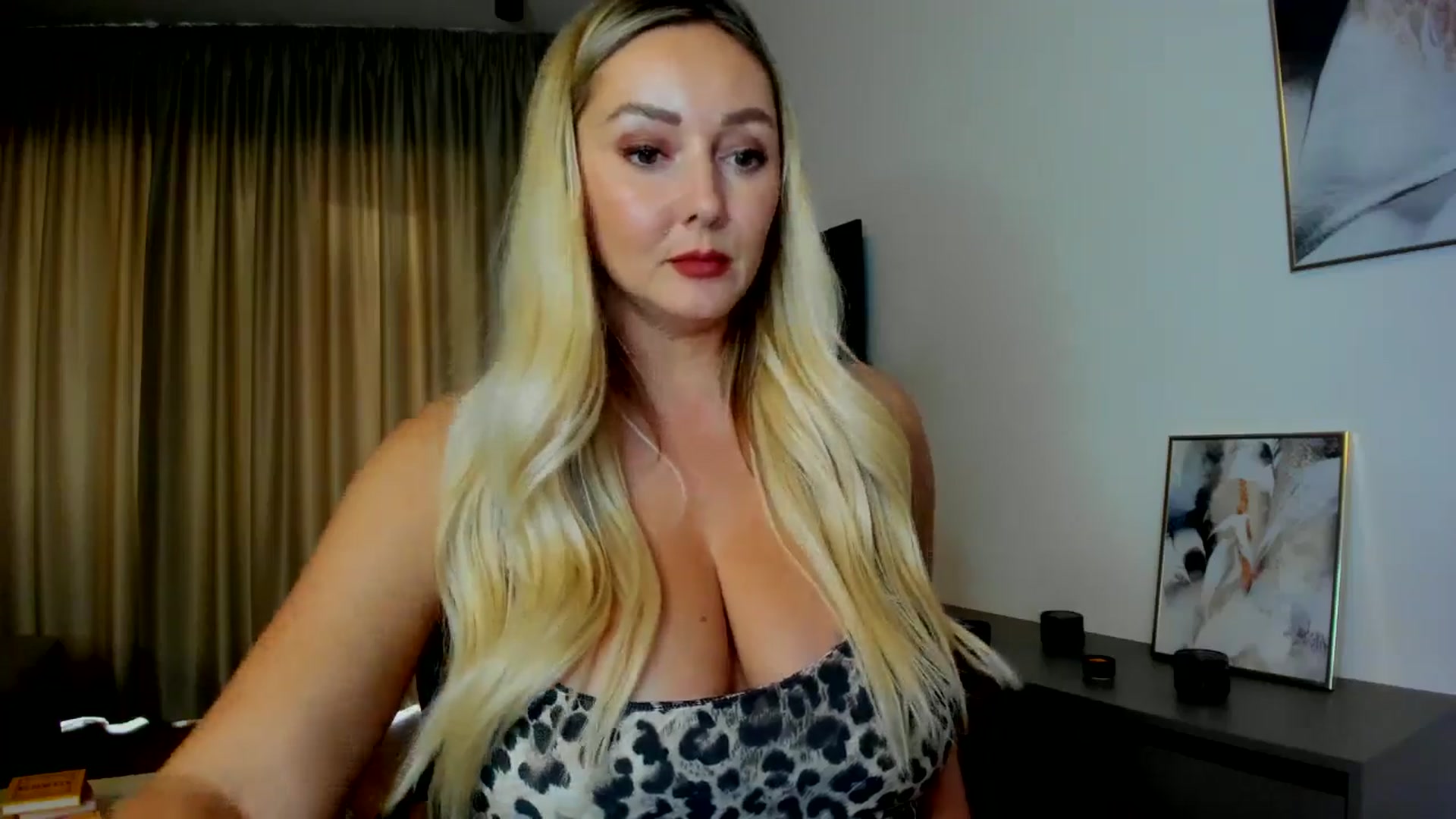 Gallery image thumbnail from Mi_Ha's myfreecams stream on, 08/01/2025, 16:28 image 9 of 20