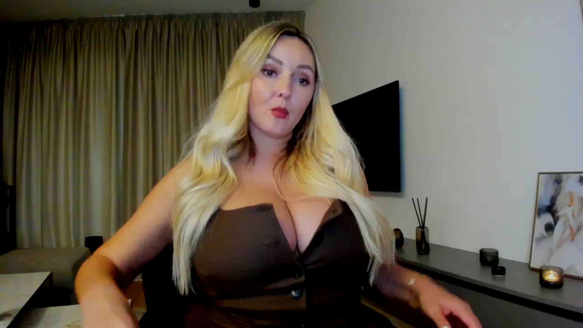 Gallery image thumbnail from Mi_Ha's myfreecams stream on, 08/03/2025, 13:46 image 3 of 20