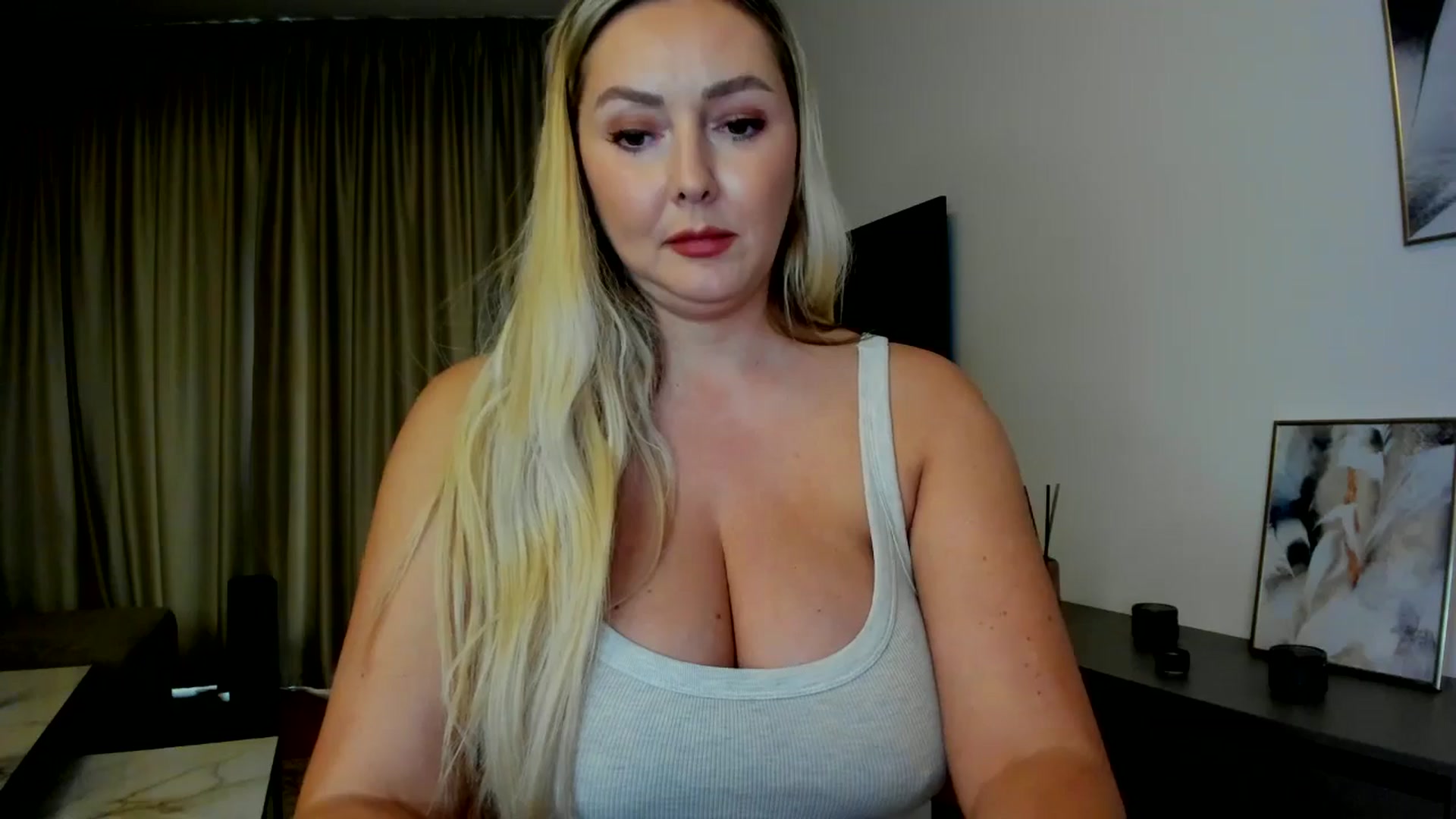 Gallery image thumbnail from Mi_Ha's myfreecams stream on, 08/05/2025, 15:27 image 6 of 20