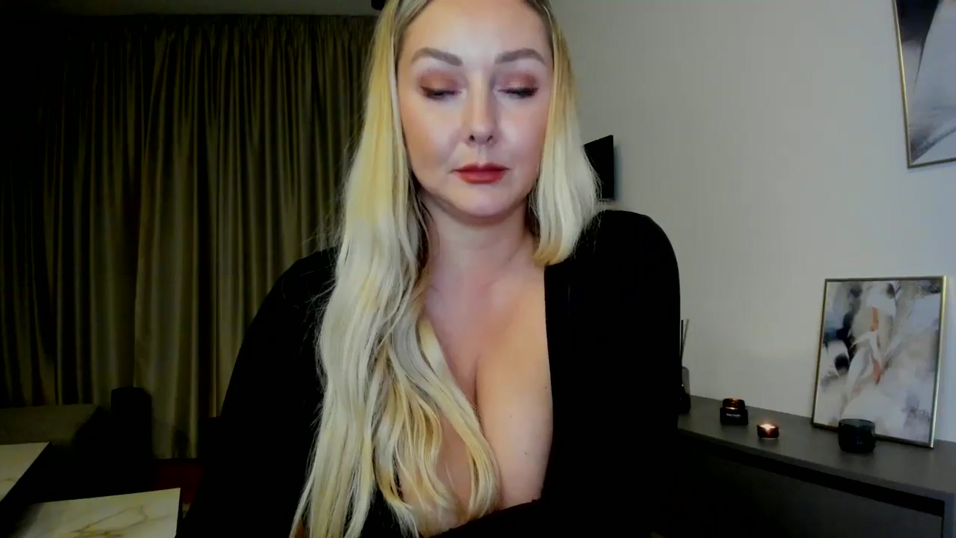 Gallery image thumbnail from Mi_Ha's myfreecams stream on, 08/06/2025, 21:27 image 5 of 20