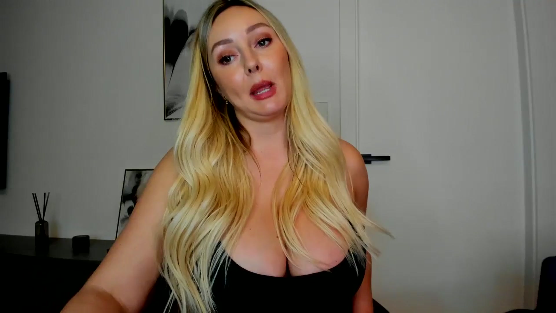 Gallery image thumbnail from Mi_Ha's myfreecams stream on, 08/09/2025, 16:02 image 9 of 20