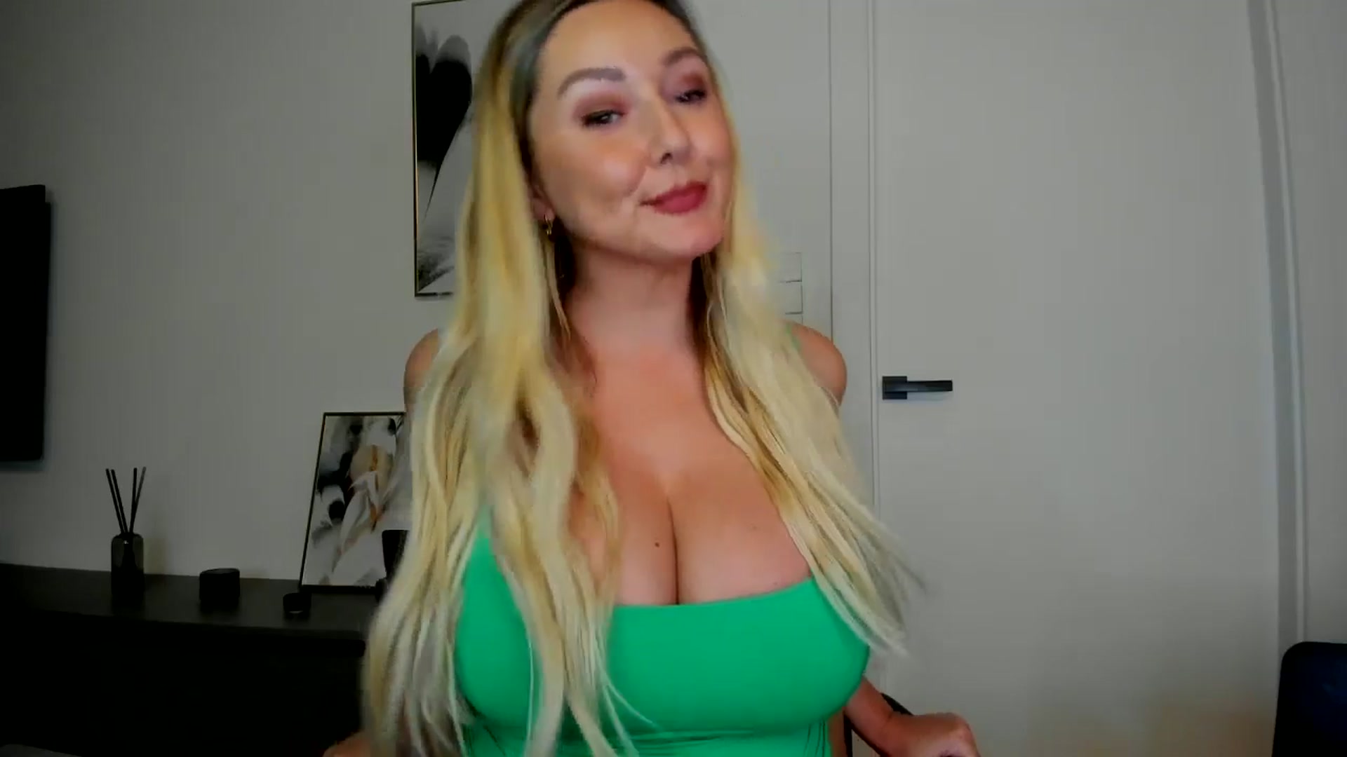 Gallery image thumbnail from Mi_Ha's myfreecams stream on, 08/12/2025, 16:41 image 12 of 20