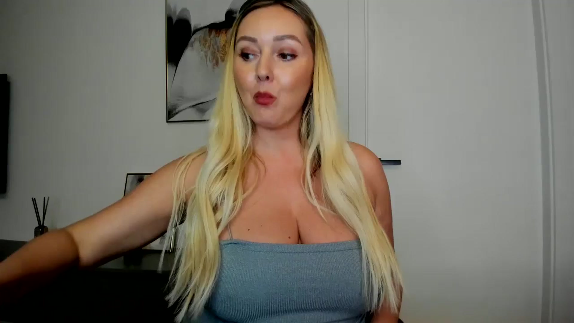 Gallery image thumbnail from Mi_Ha's myfreecams stream on, 08/15/2025, 13:10 image 3 of 20