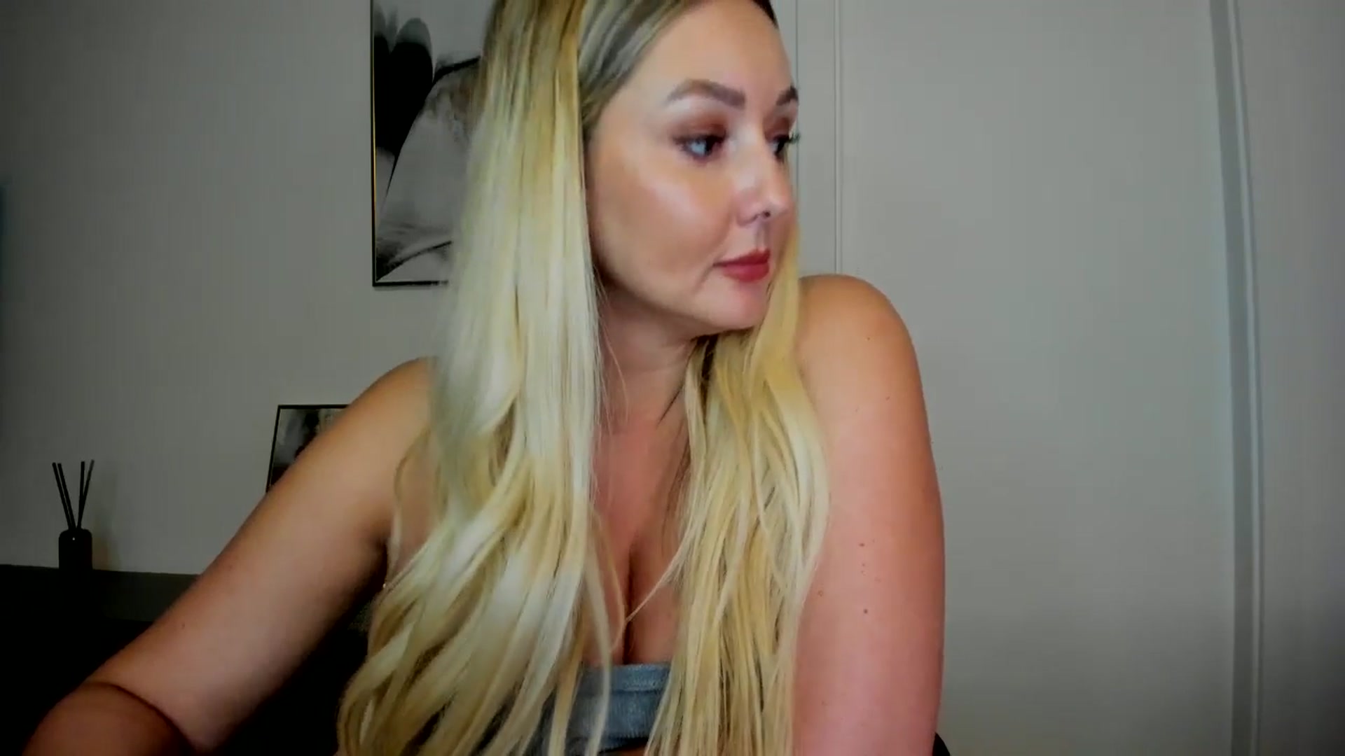 Gallery image thumbnail from Mi_Ha's myfreecams stream on, 08/15/2025, 13:41 image 6 of 20