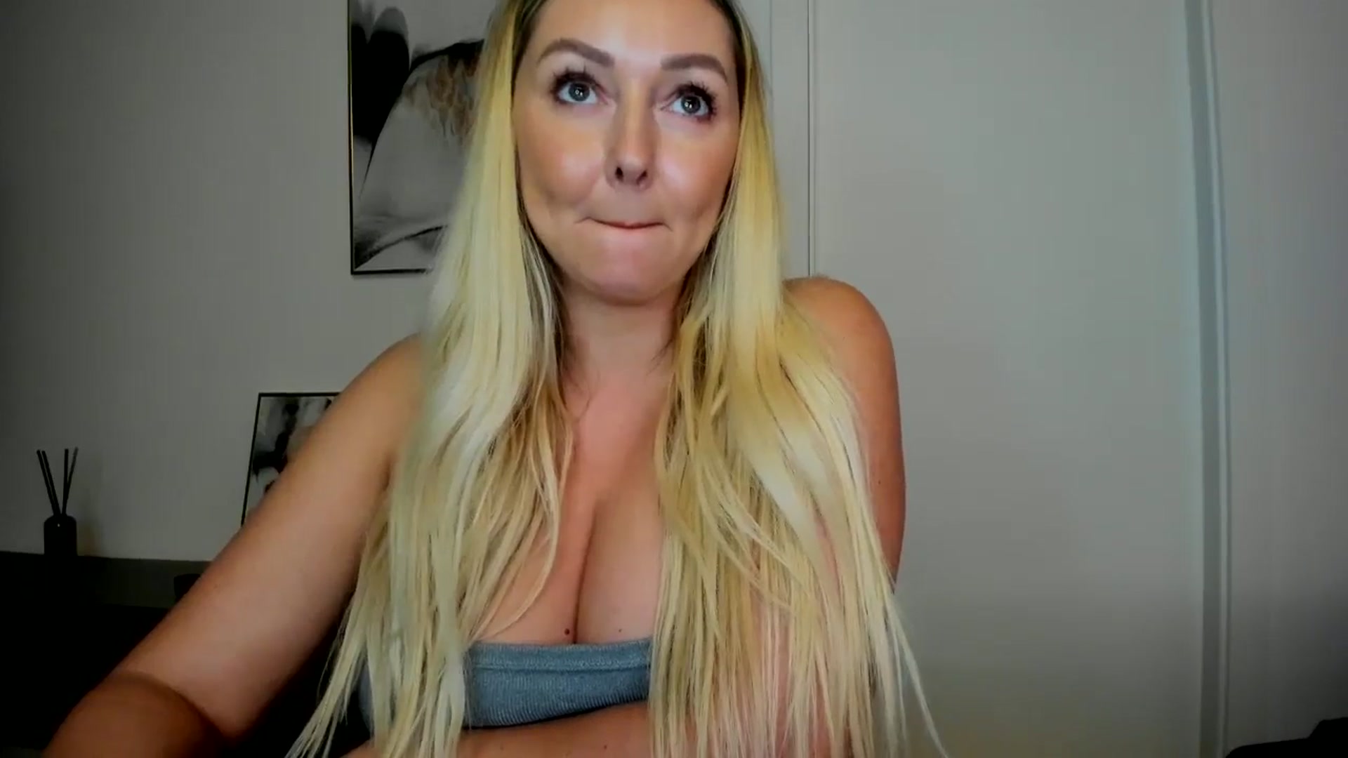 Gallery image thumbnail from Mi_Ha's myfreecams stream on, 08/15/2025, 15:00 image 18 of 20