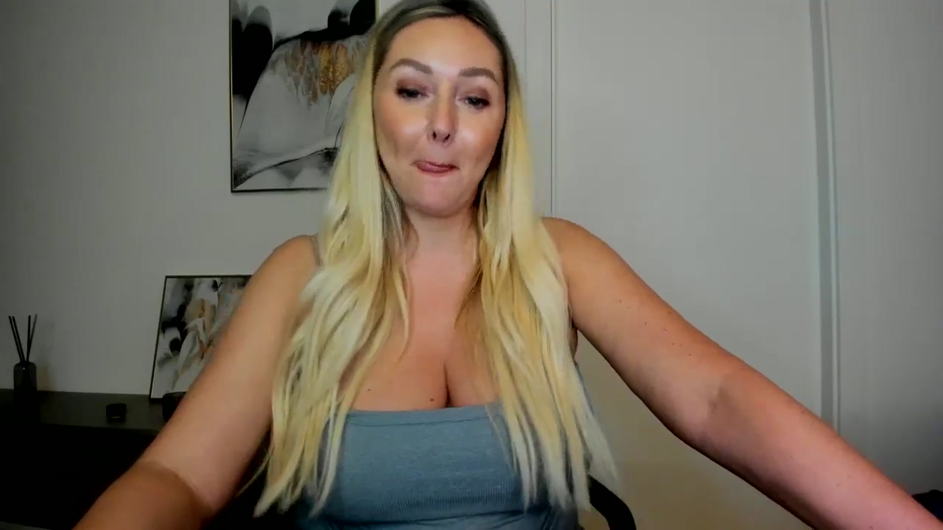 Gallery image thumbnail from Mi_Ha's myfreecams stream on, 08/15/2025, 15:00 image 5 of 20