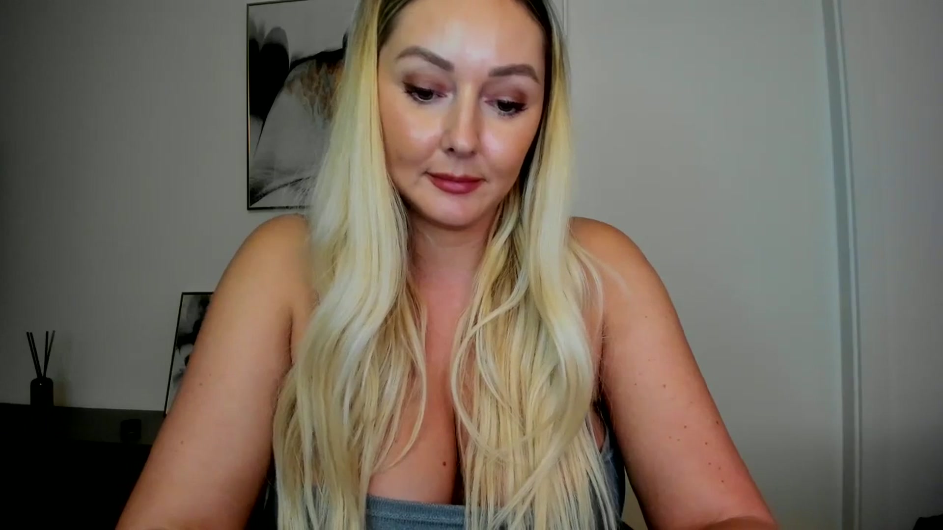Gallery image thumbnail from Mi_Ha's myfreecams stream on, 08/15/2025, 15:00 image 19 of 20