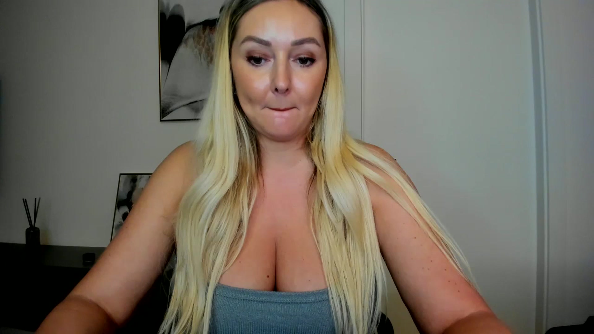 Gallery image thumbnail from Mi_Ha's myfreecams stream on, 08/15/2025, 15:00 image 15 of 20