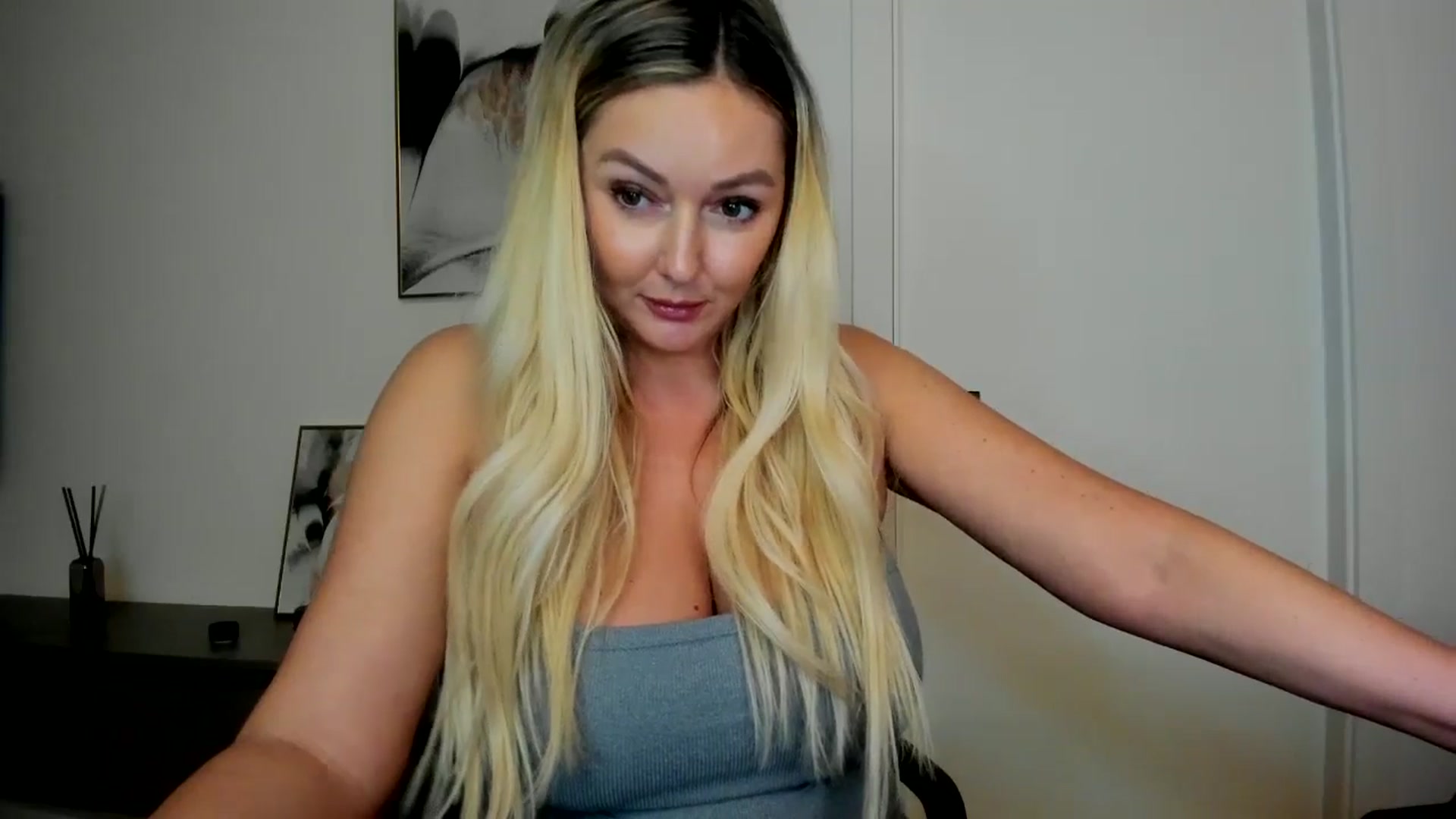 Gallery image thumbnail from Mi_Ha's myfreecams stream on, 08/15/2025, 15:00 image 16 of 20