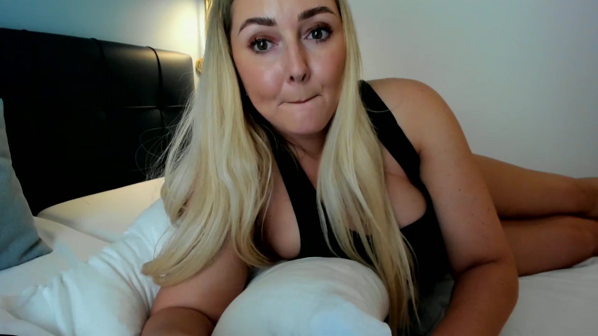 Gallery image thumbnail from Mi_Ha's myfreecams stream on, 08/17/2025, 13:05 image 8 of 20