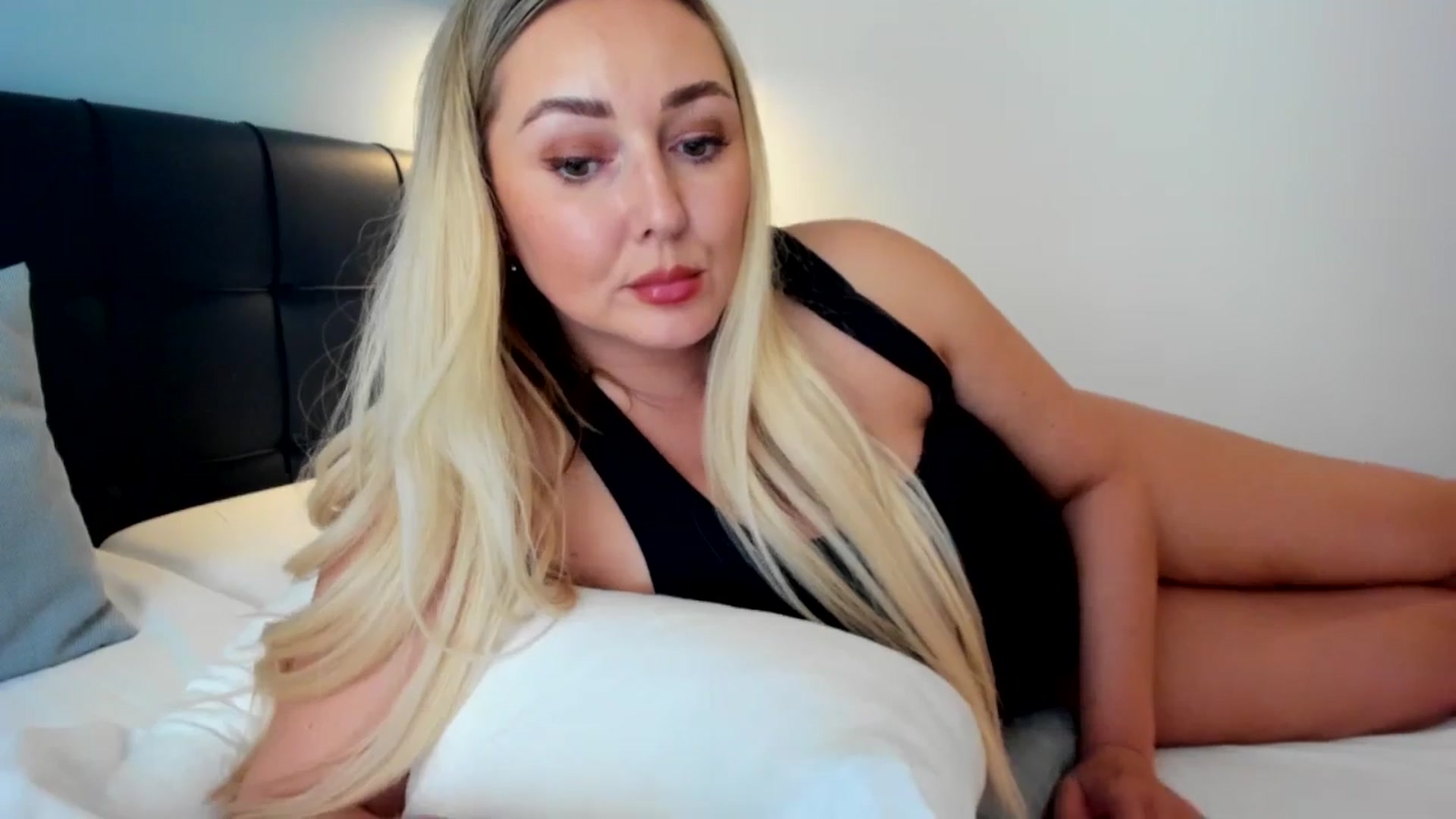 Gallery image thumbnail from Mi_Ha's myfreecams stream on, 08/17/2025, 13:05 image 6 of 20