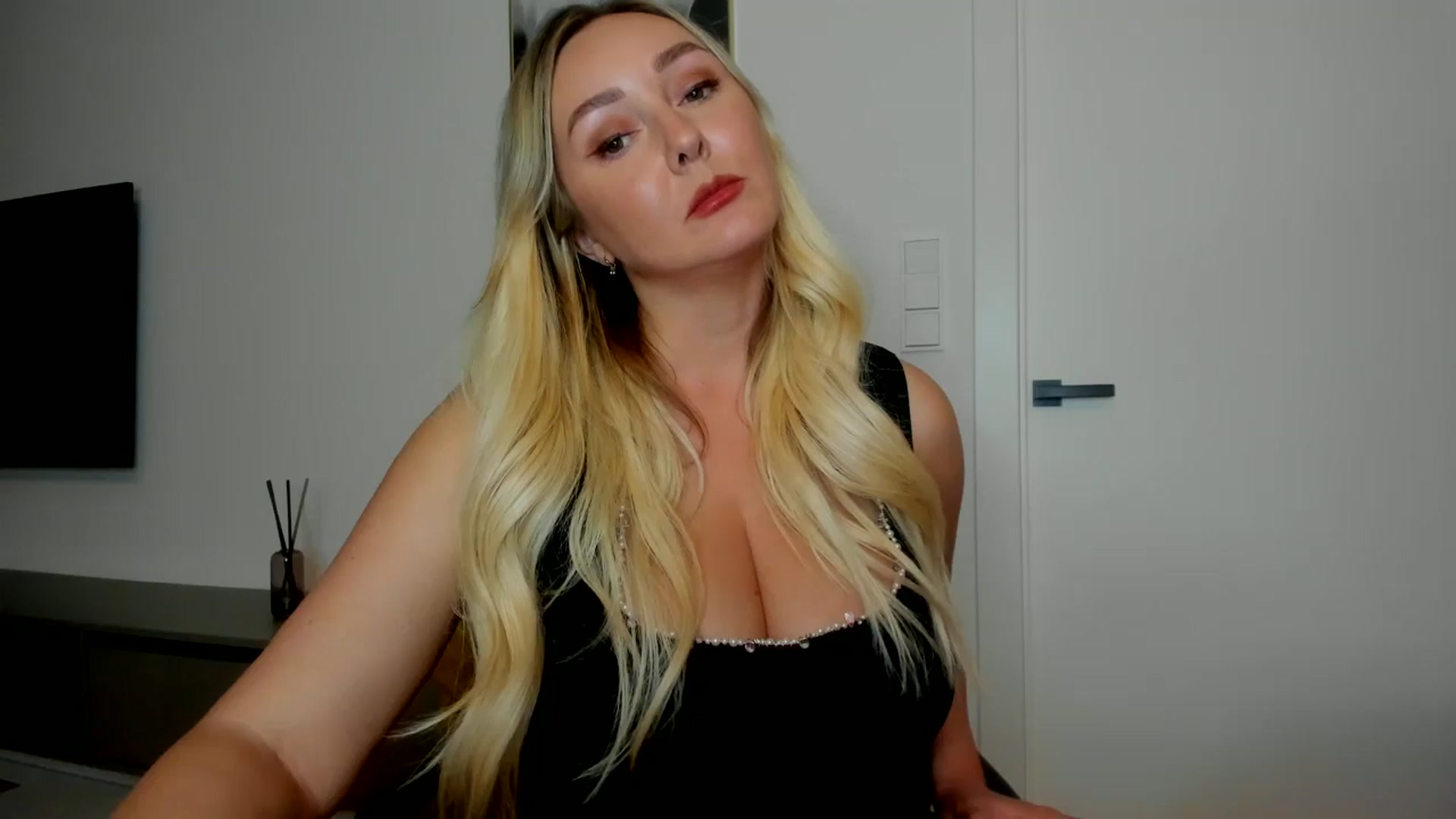 Gallery image thumbnail from Mi_Ha's myfreecams stream on, 08/28/2025, 14:27 image 5 of 20